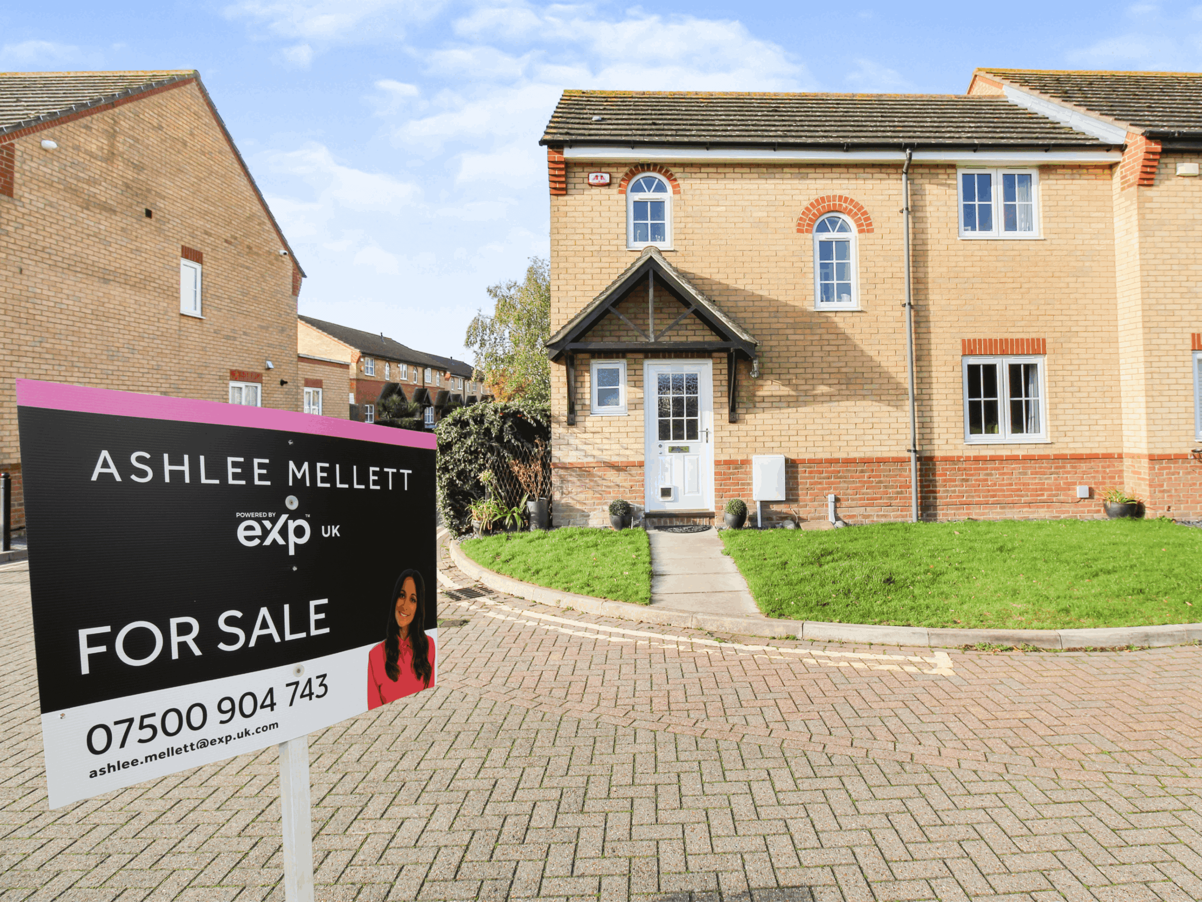 3 bed end terrace house for sale in Magnolia Close, South Ockendon RM15