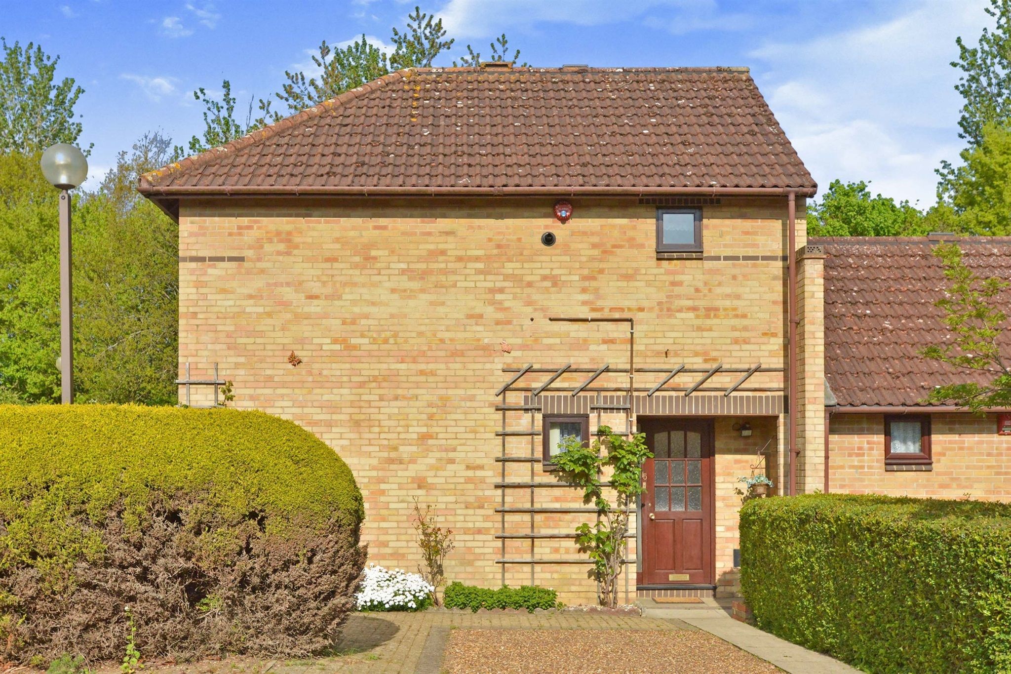 2 bed end terrace house for sale in Edmund Court, Shenley Church End