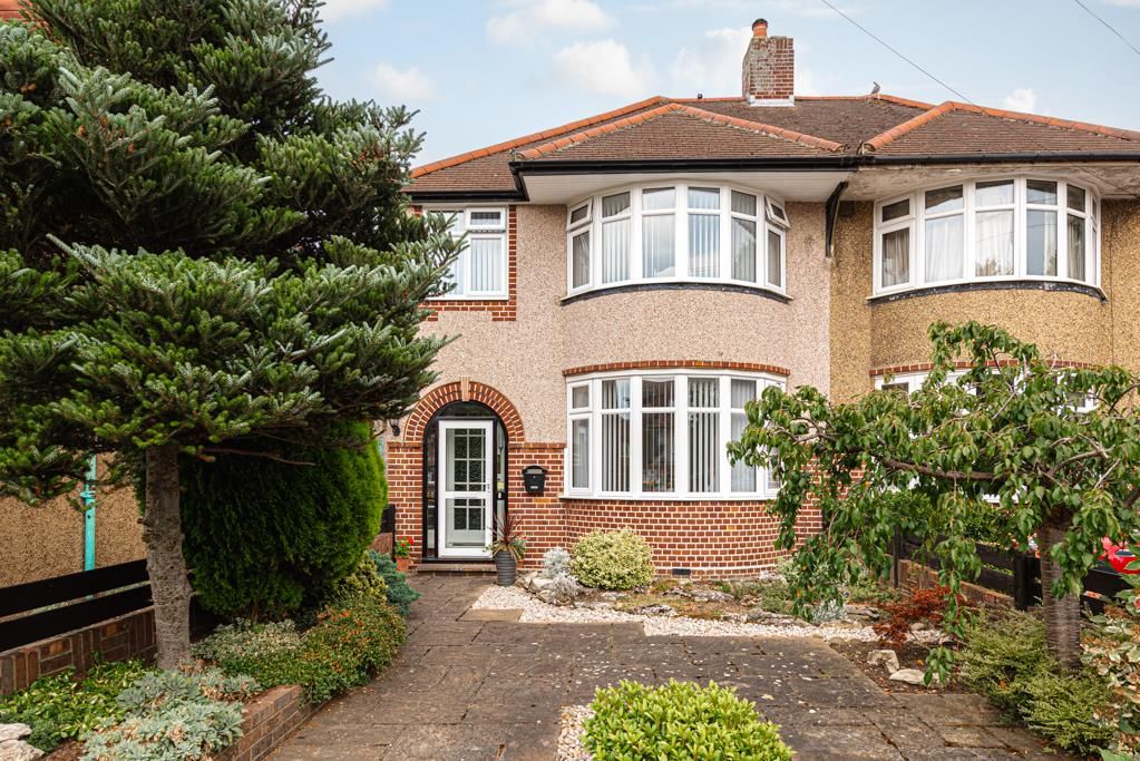 3 bed semidetached house for sale in Meadowview Road, West Ewell