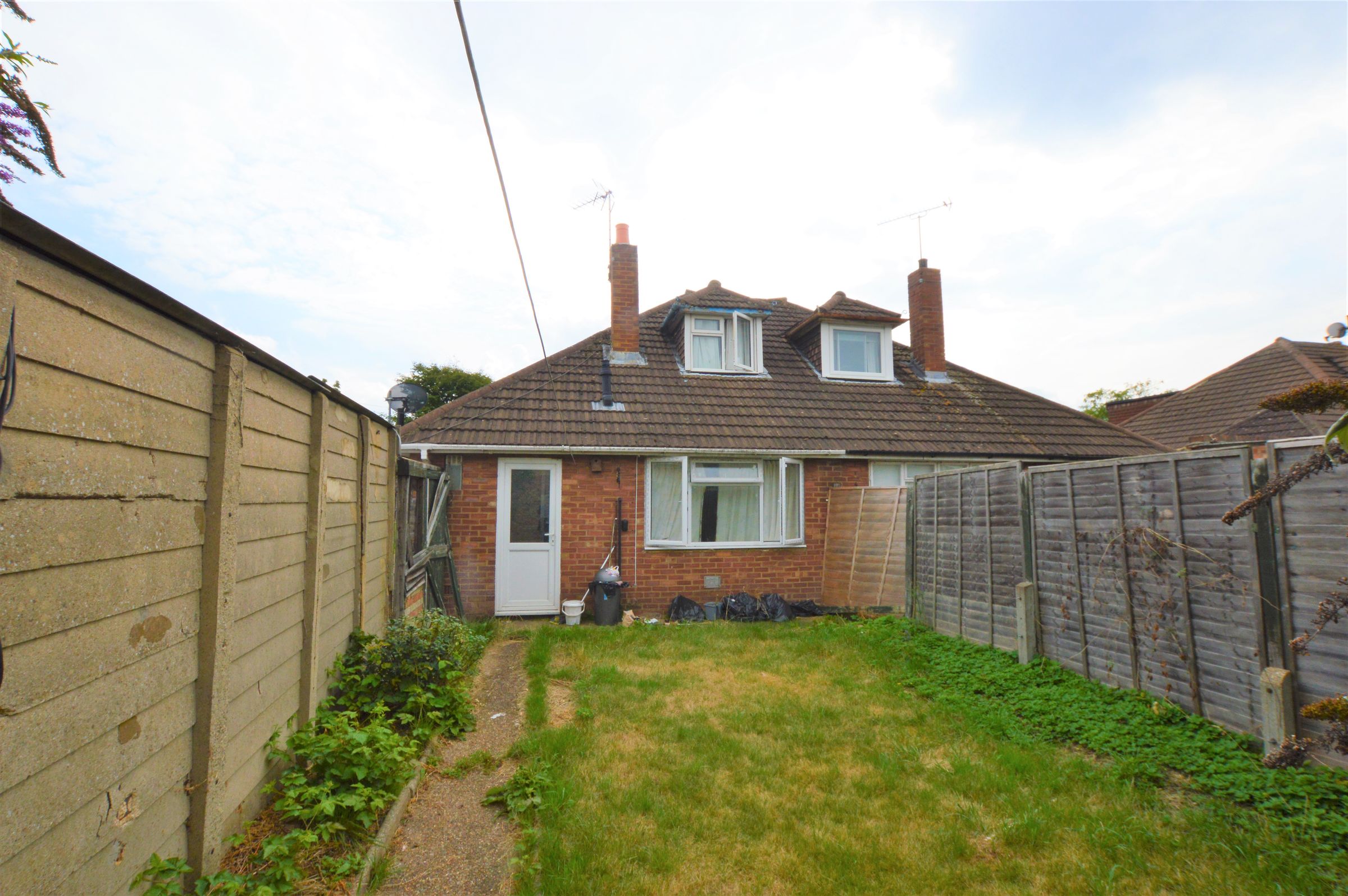 4 bed semidetached bungalow for sale in Clare Road, Stanwell, Staines