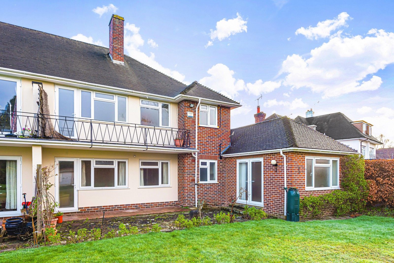 3 bed flat to rent in Parkwood Avenue, Esher KT10 Zoopla