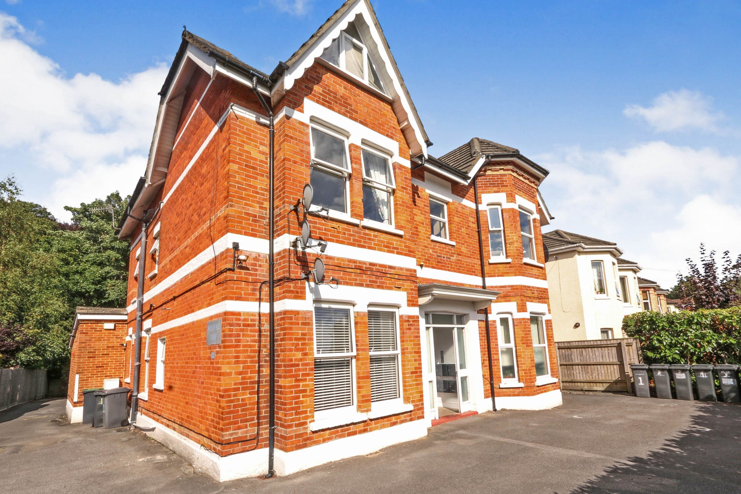 1 bed flat for sale in Alumhurst Road, Alum Chine, Bournemouth, Dorset
