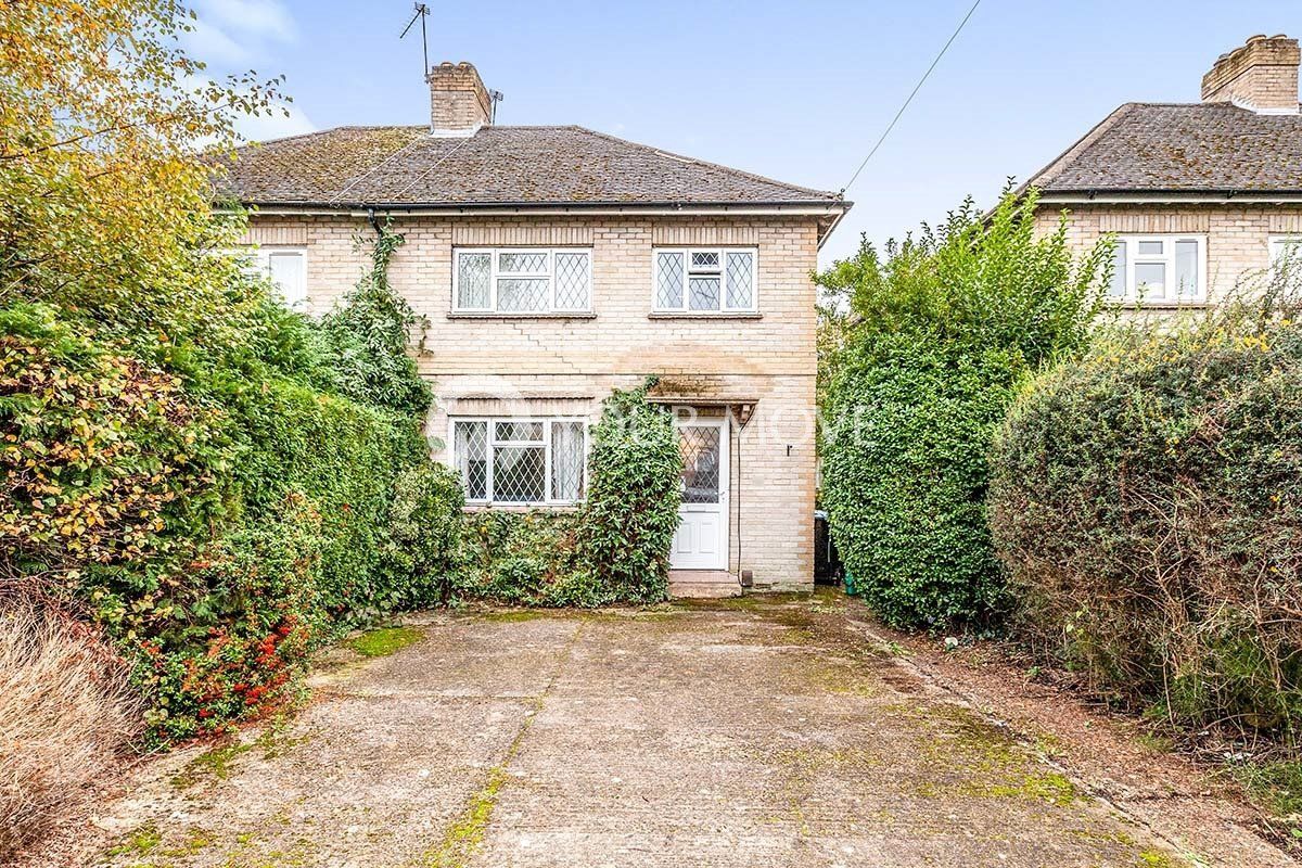 Room to rent in Larchwood Drive, Englefield Green, Egham, Surrey TW20