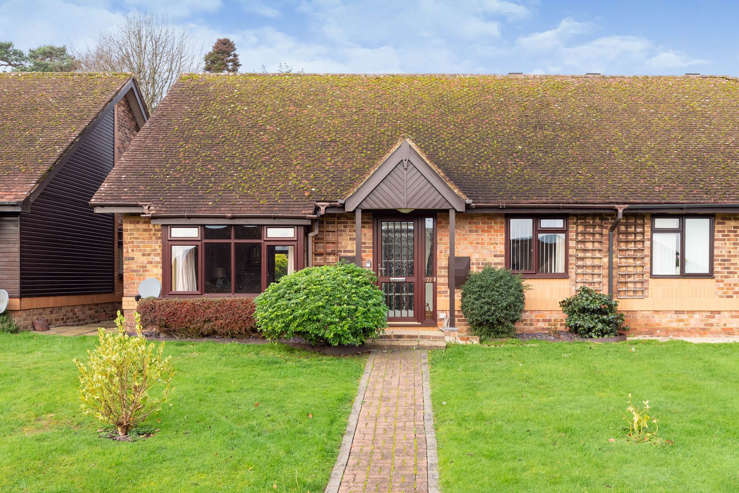 2 bed bungalow for sale in Cross Lane Gardens, Ticehurst, Wadhurst TN5