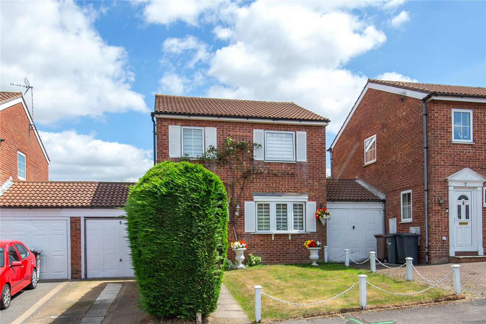 3 bed linkdetached house for sale in Layham Drive, Luton, Bedfordshire