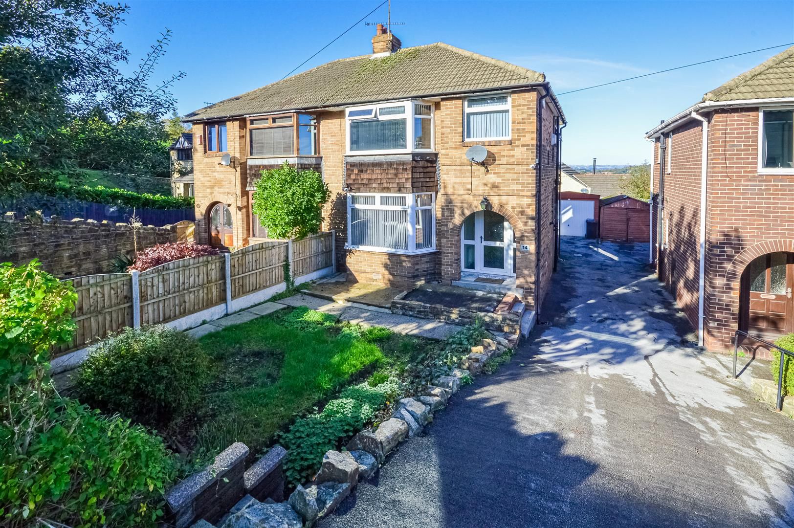 3 bed semidetached house for sale in Overthorpe Road, Thornhill