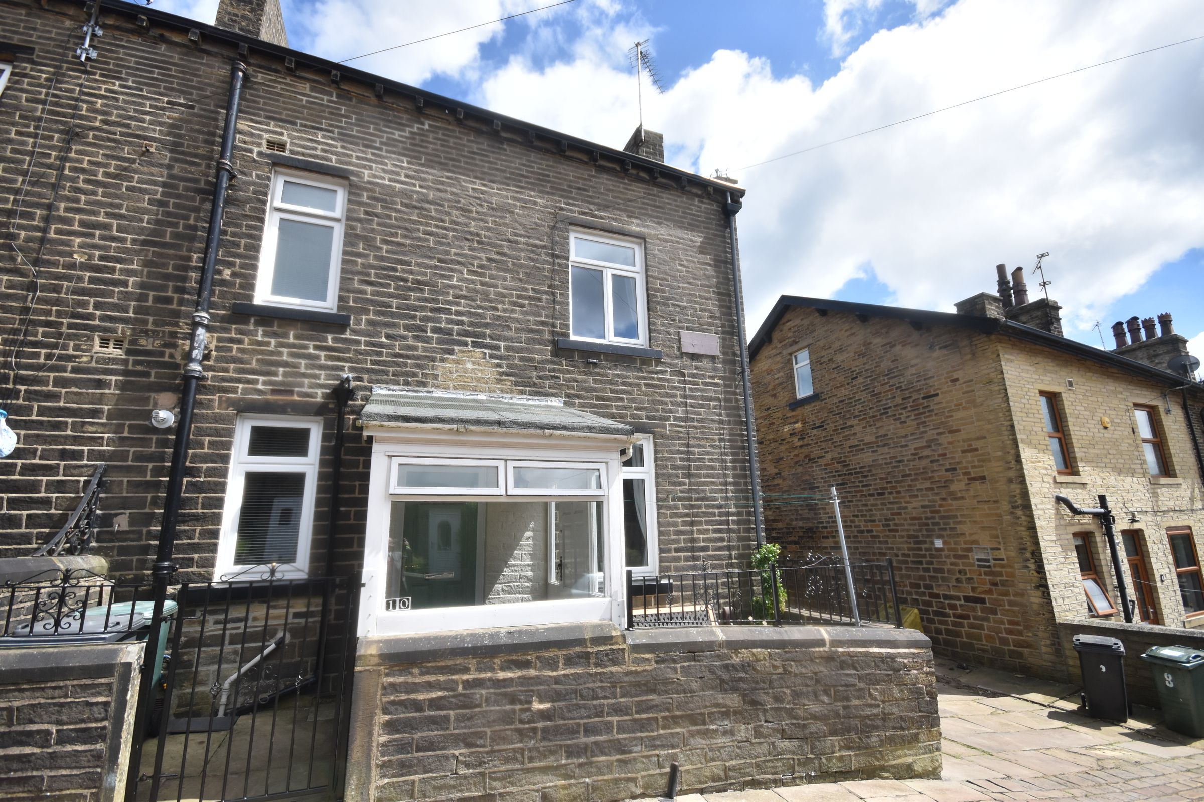 3 bed end terrace house for sale in Wensley Bank West, Thornton
