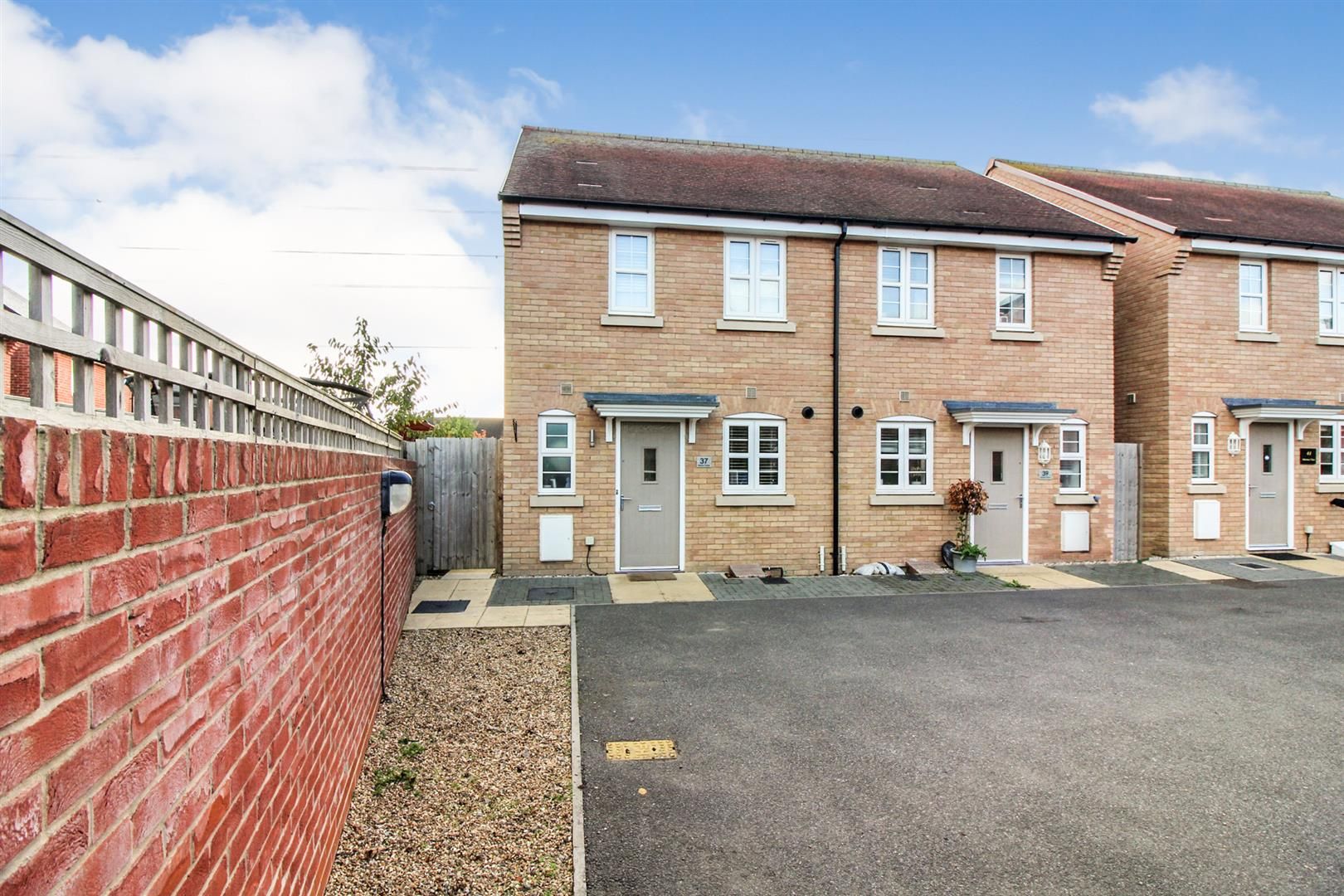 2 bed semidetached house for sale in Merton Close, Aylesbury HP18 Zoopla