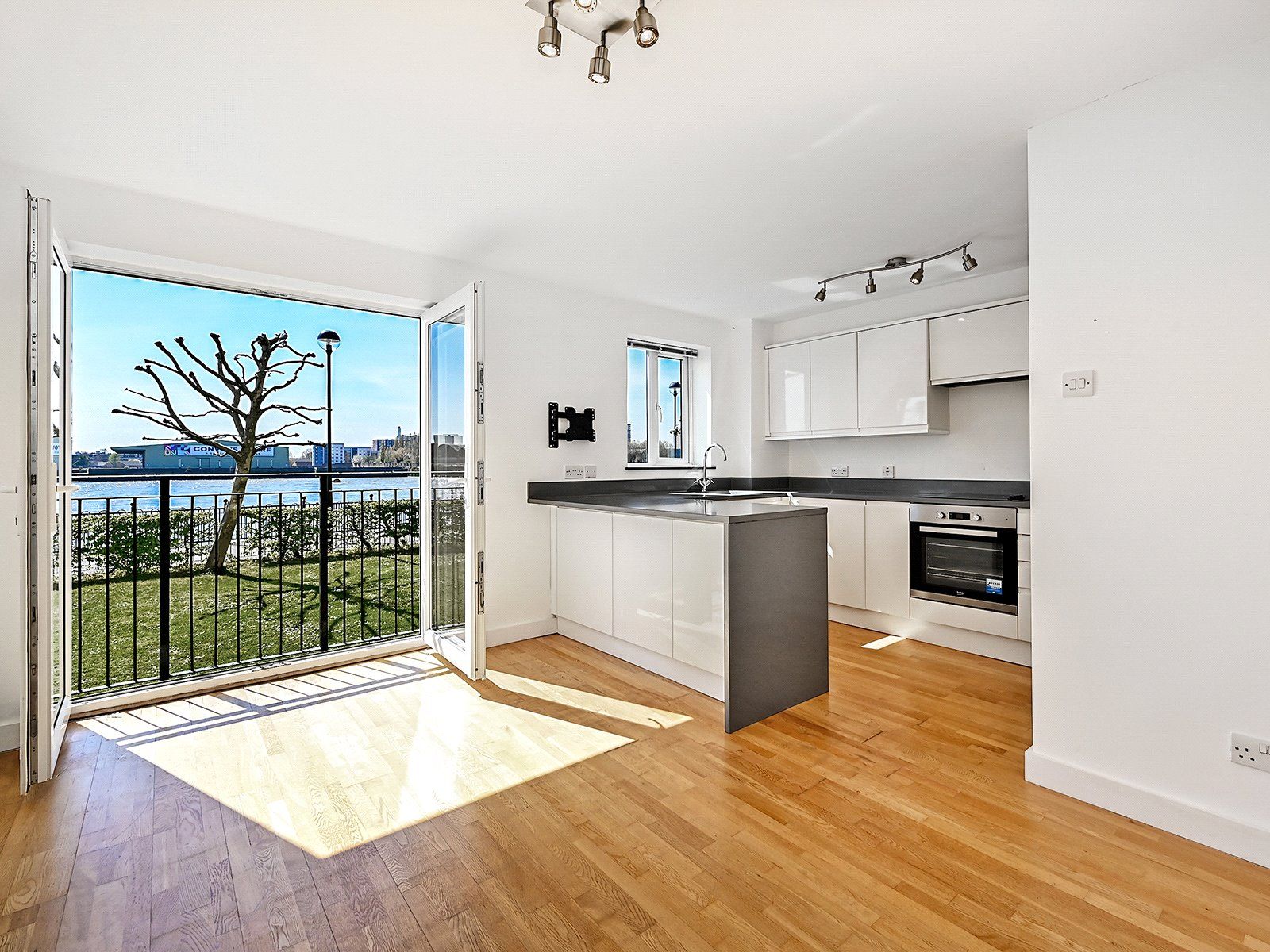 1 bed flat to rent in London, London E14 Zoopla