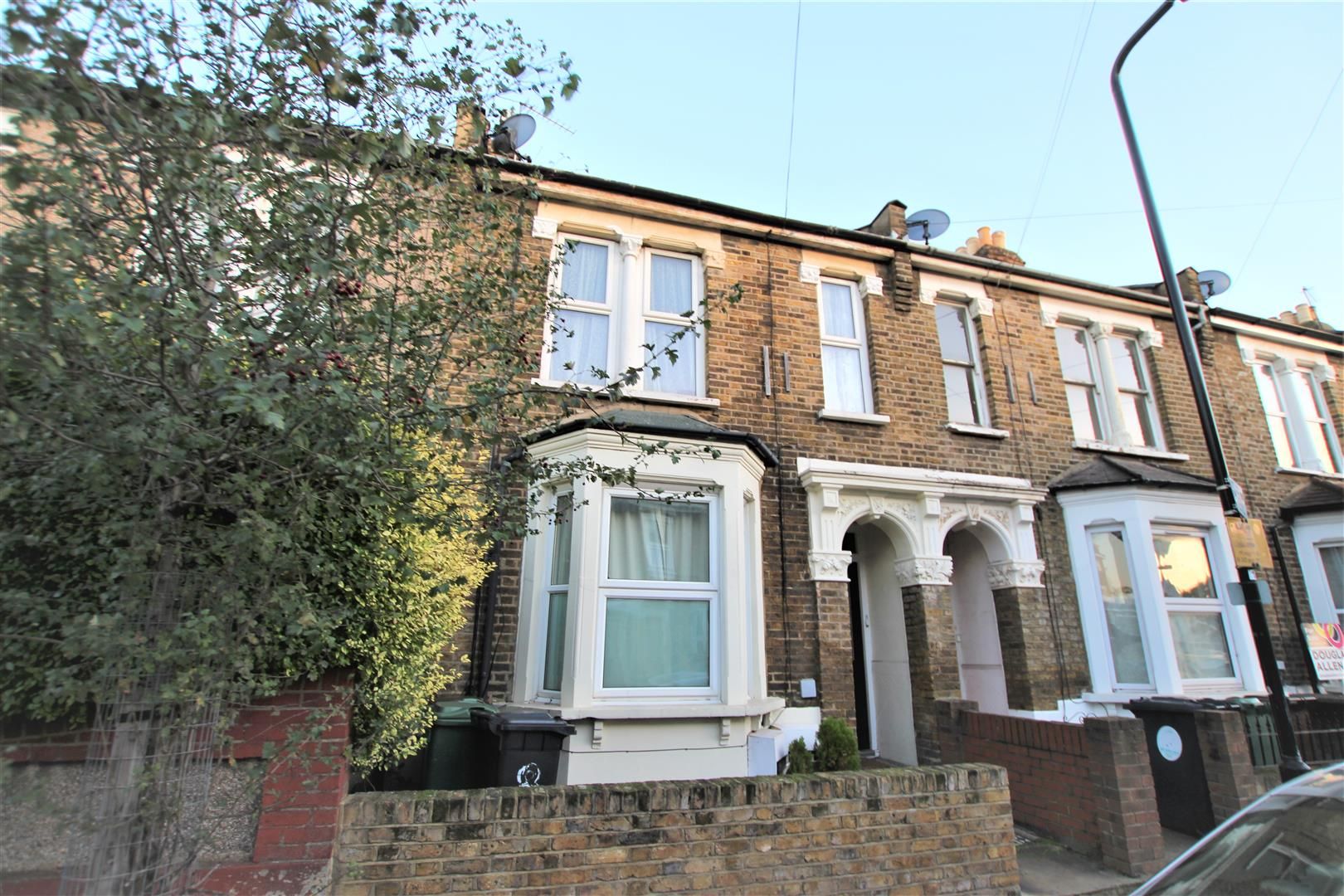 2 bed flat to rent in Melford Road, London E11 Zoopla