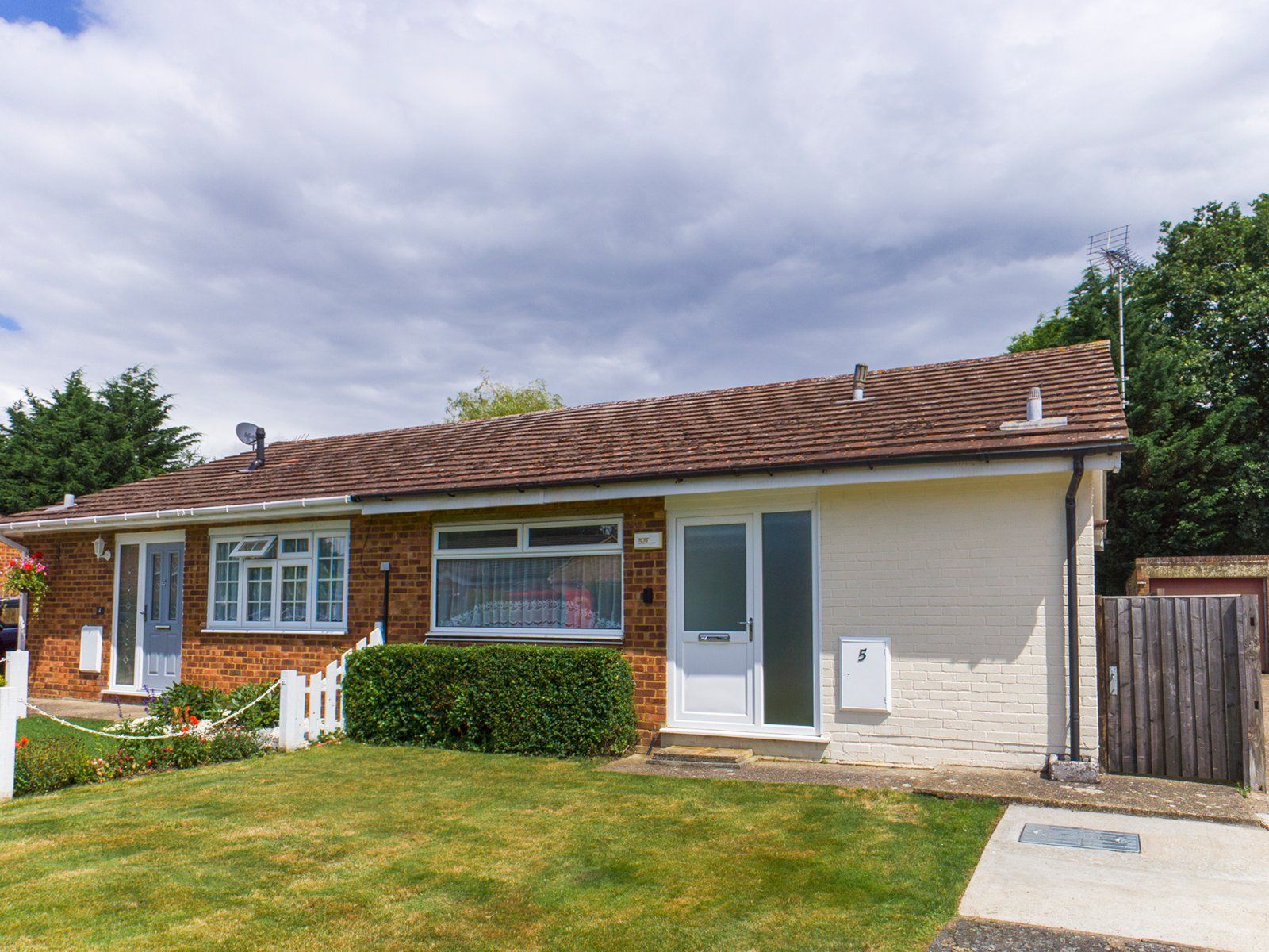 Lyndhurst Way, Chertsey, Surrey KT16  