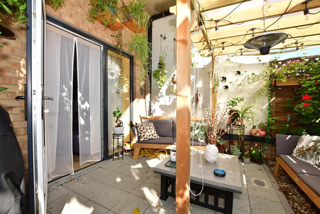 2 bed flat for sale in Thornbury Way, London E17 Zoopla