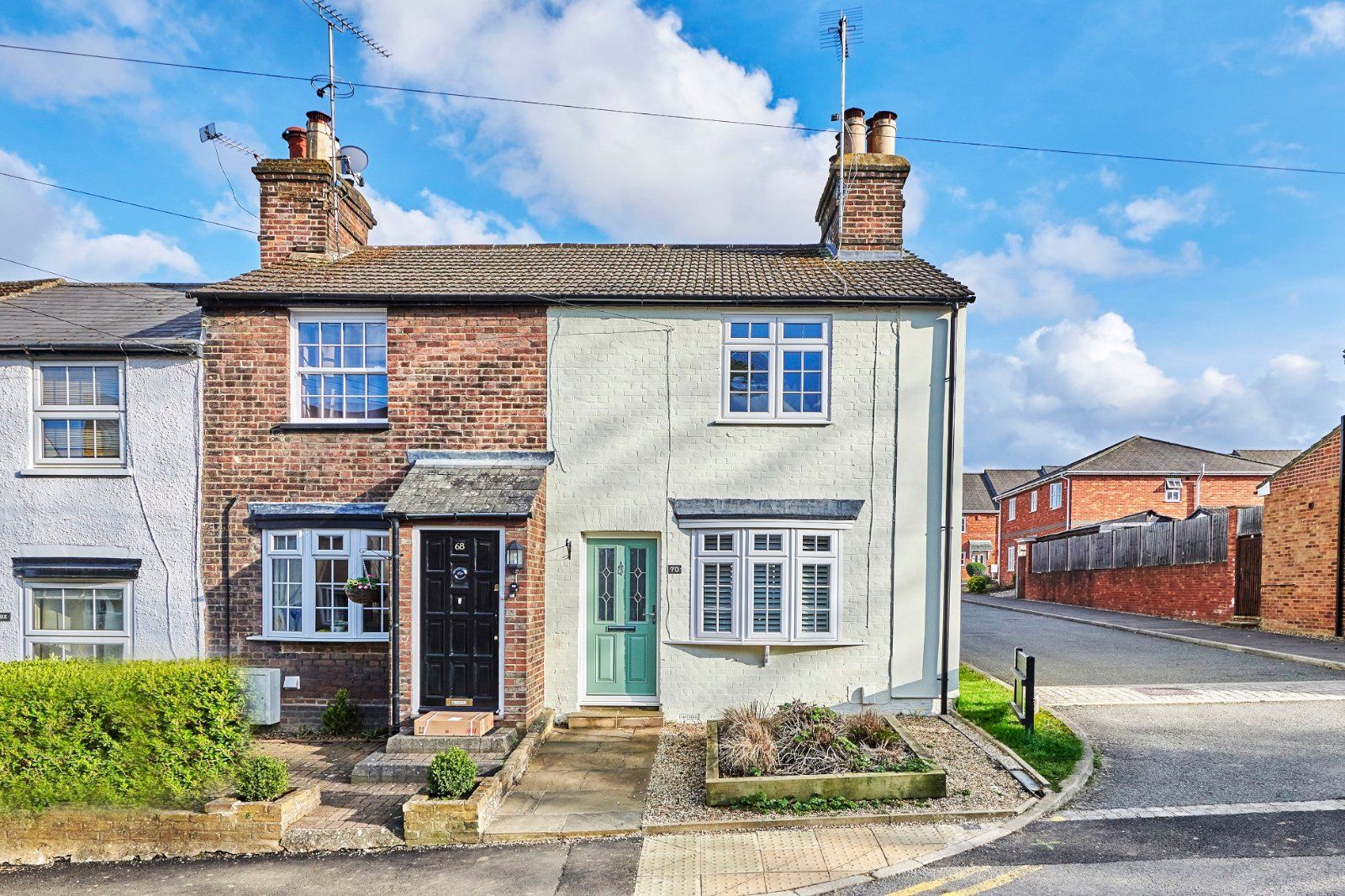 2 bed end terrace house for sale in Cravells Road, Harpenden