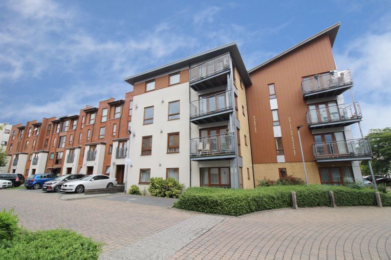 2 bed flat for sale in Commonwealth Drive, Crawley RH10 Zoopla