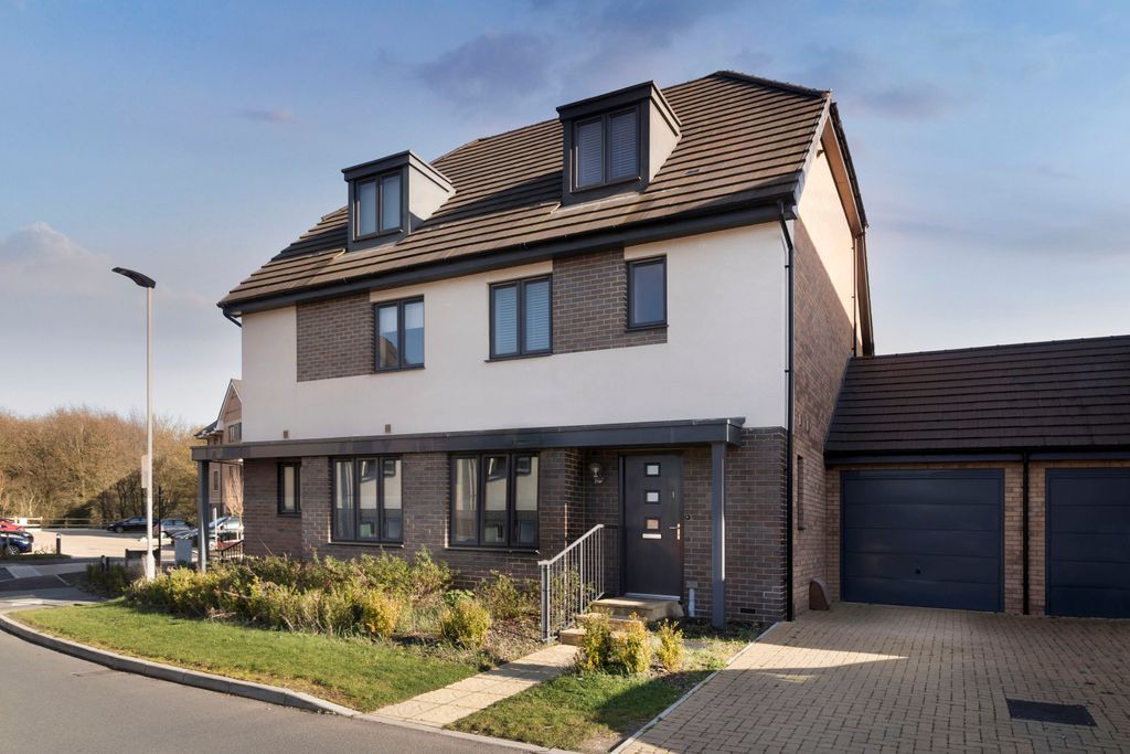 4 bed semidetached house for sale in Queens Avenue, Welwyn Garden City