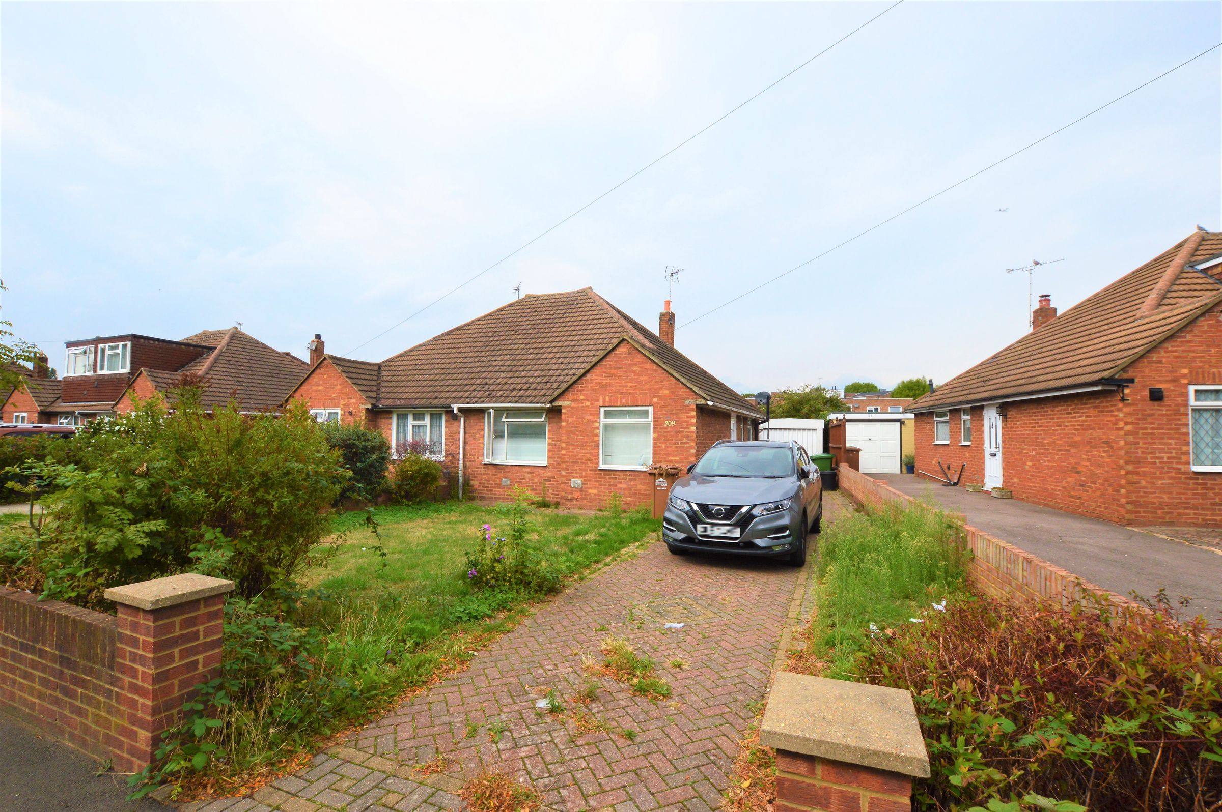4 bed semidetached bungalow for sale in Clare Road, Stanwell, Staines