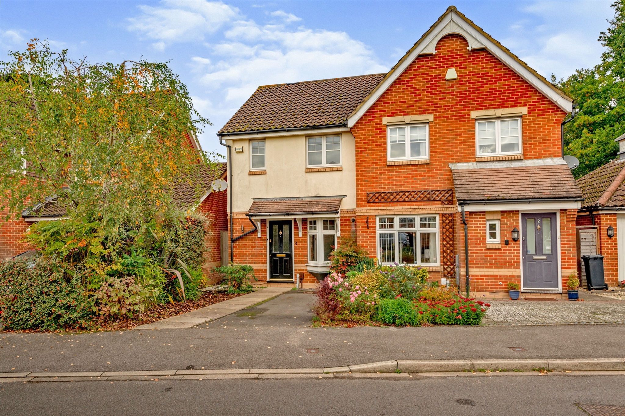 2 bed semidetached house for sale in Cloverfields, Horley RH6 Zoopla