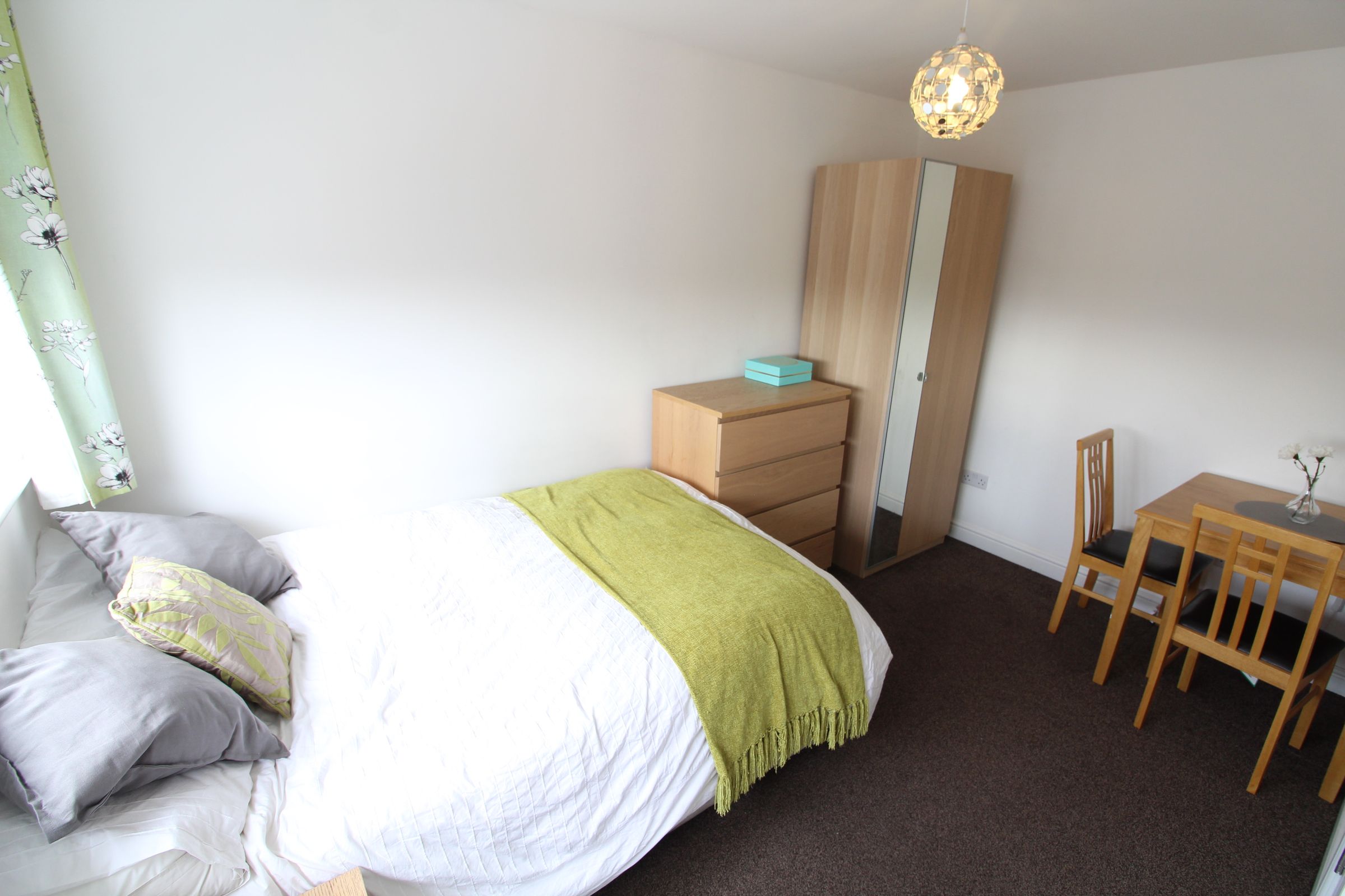Room to rent in Chertsey Close, Luton LU2 Zoopla