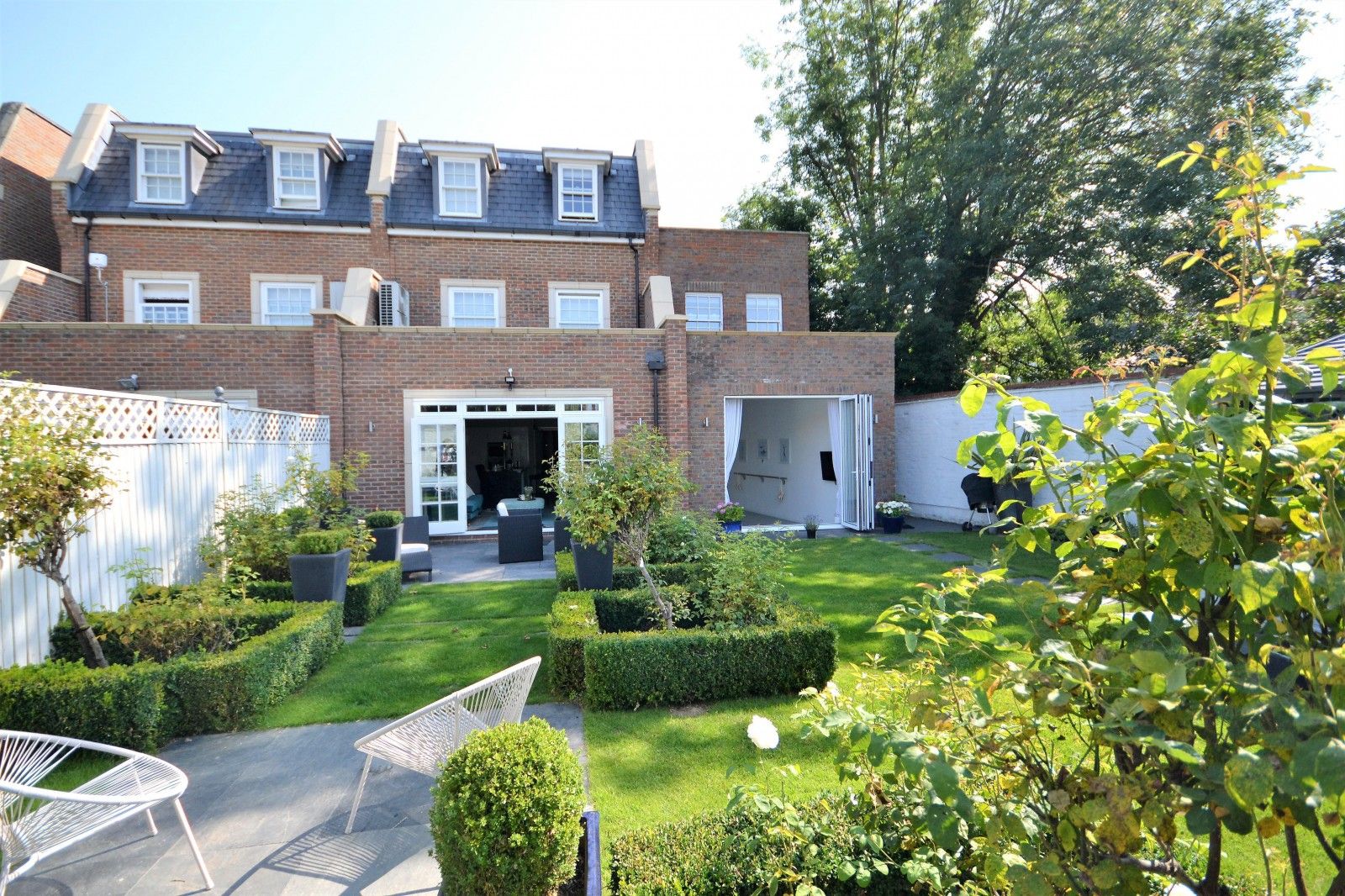 Lincoln Grove, Weybridge KT13  