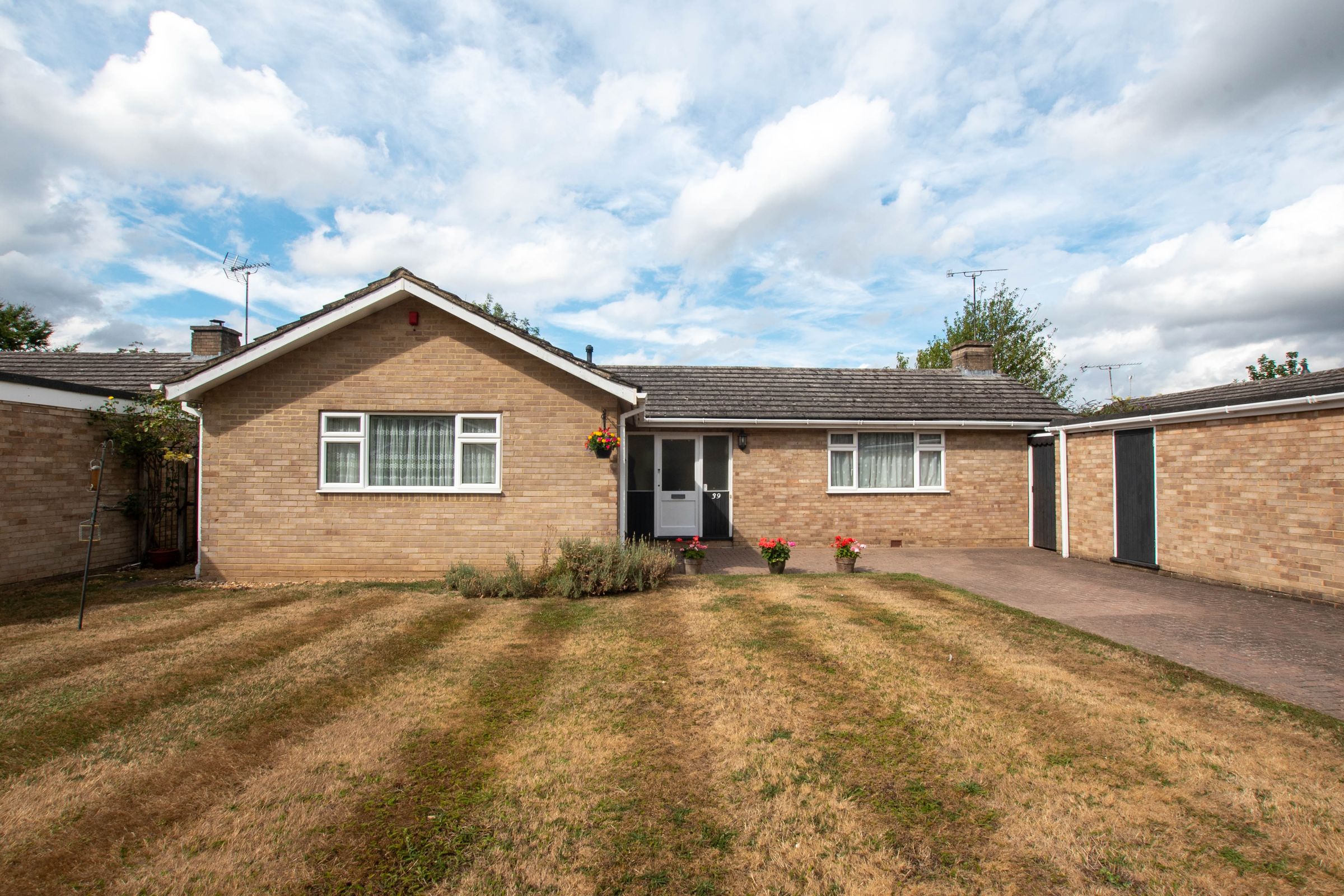 4 bed detached bungalow for sale in Makins Road, HenleyOnThames RG9