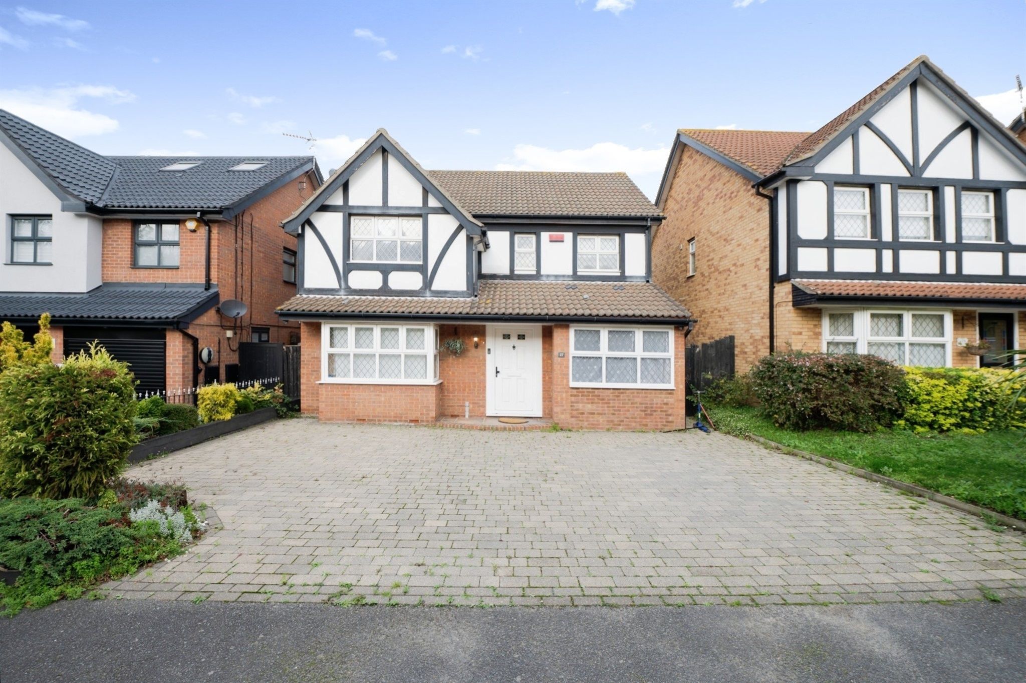 5 bed detached house for sale in Felipe Road, Chafford Hundred, Grays