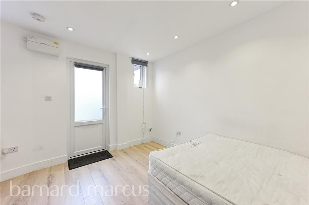 Studio to rent in Spring Gardens, West Molesey KT8 Zoopla