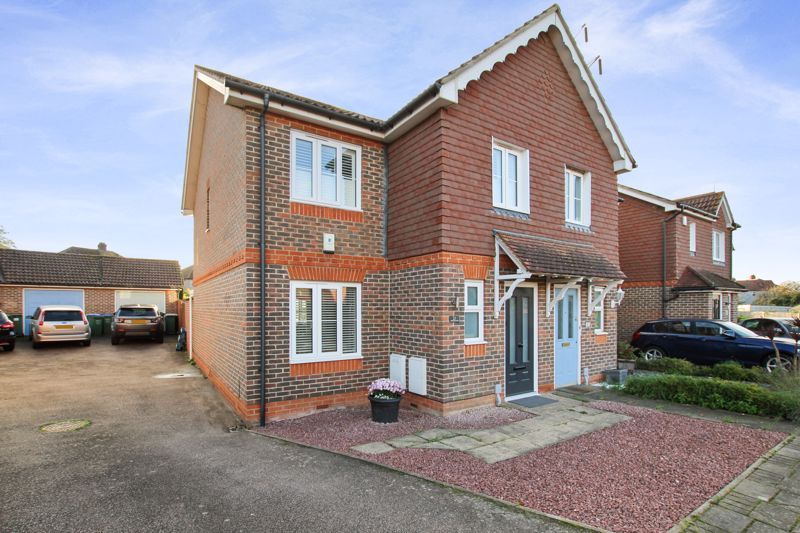 3 bed semidetached house for sale in Thistlefield Close, Bexley DA5