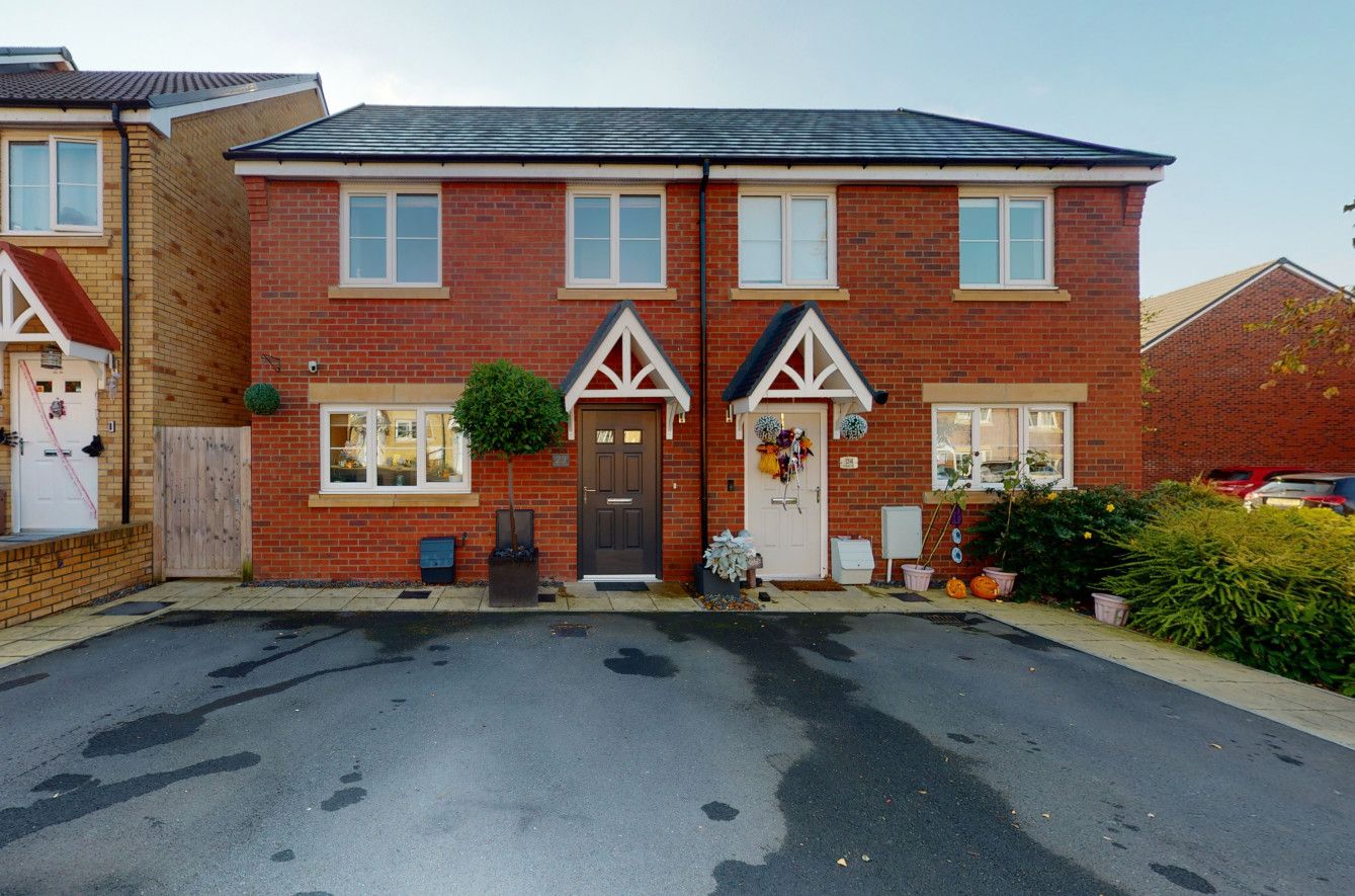 3 bed semidetached house for sale in Treetops Close, Grays, Thurrock