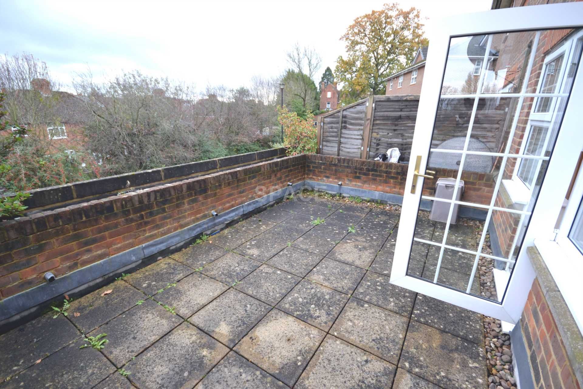 2 bed flat to rent in Crossways, Wokingham Road, Earley, Reading