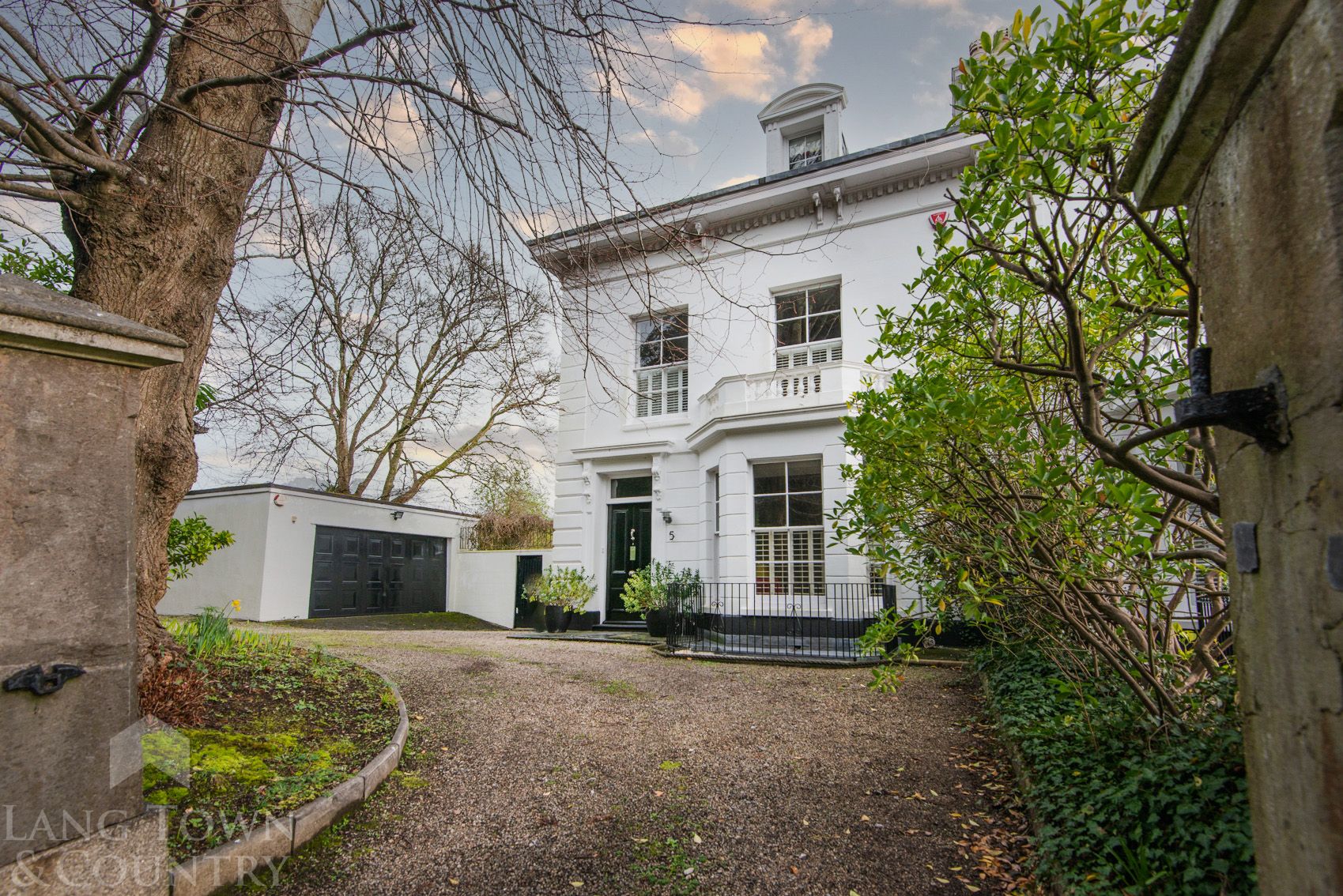 5 bed semidetached house for sale in Collingwood Villas, Stoke