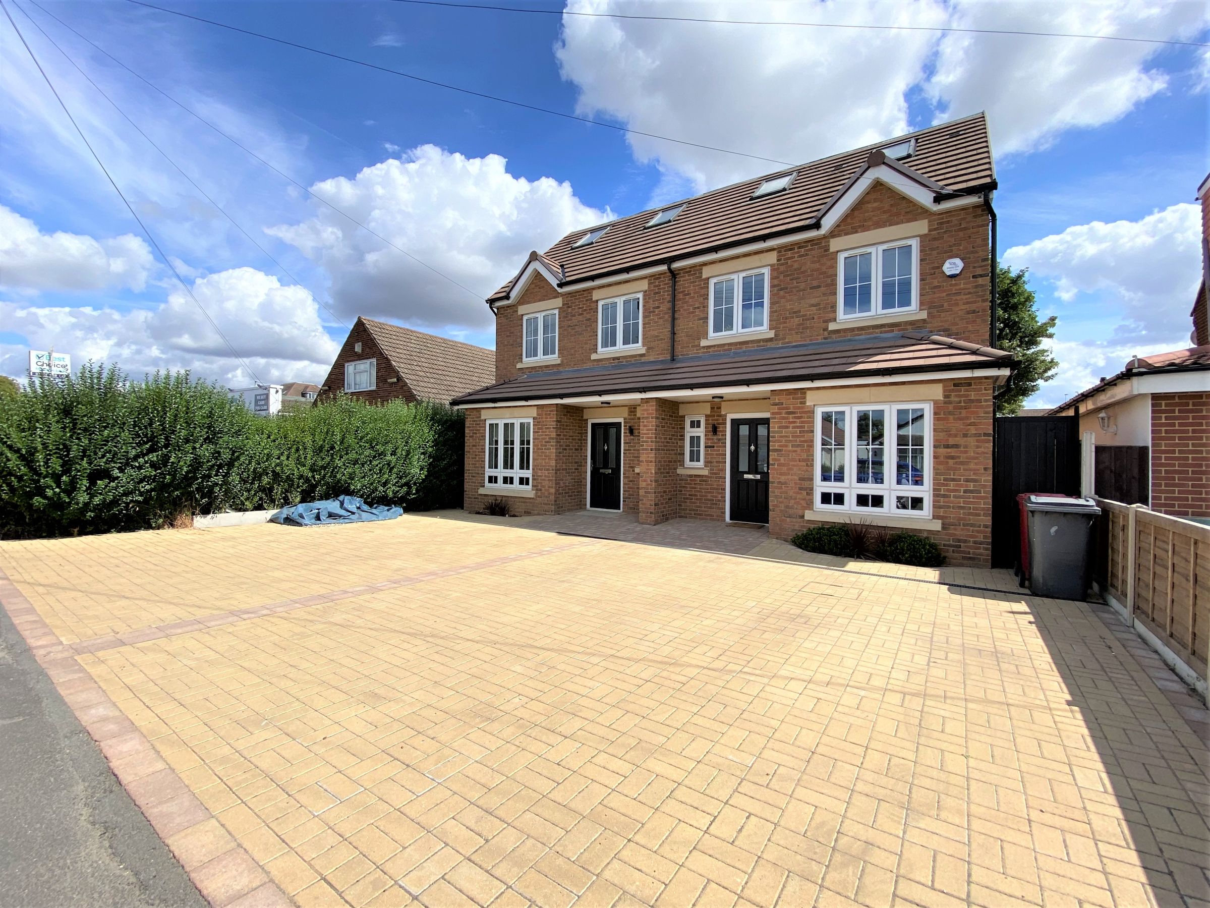 5 bed semidetached house to rent in Elmshott Lane, Cippenham, Slough