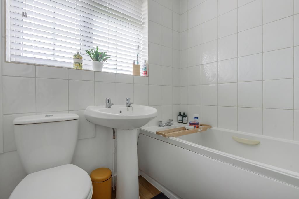 3 bed semidetached house to rent in Waterloo Crescent, Wokingham RG40