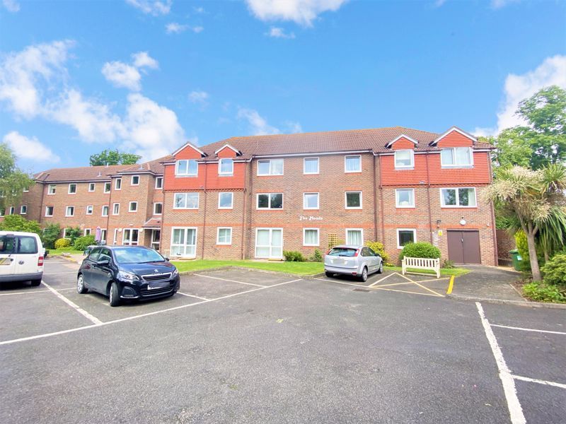 2 bed flat for sale in The Meads, Windsor SL4 Zoopla