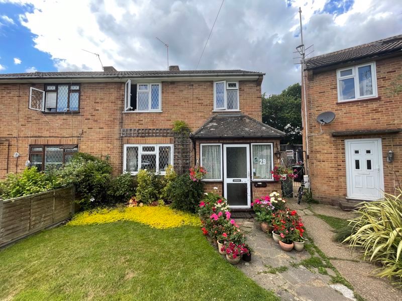 3 bed property for sale in Meadfield, Edgware HA8 Zoopla