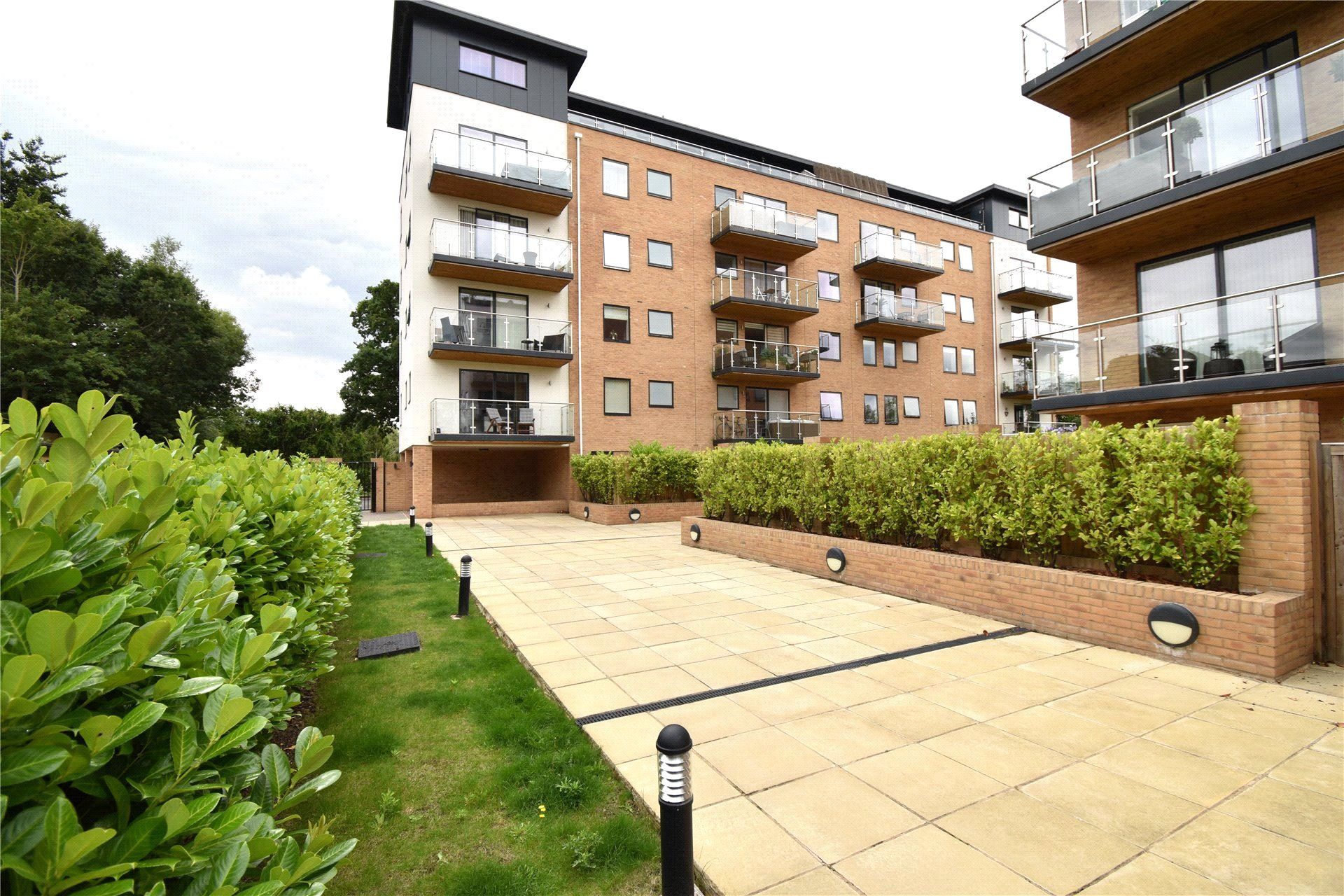 2 bed flat for sale in Westbury Mansions, Old Bracknell Lane West