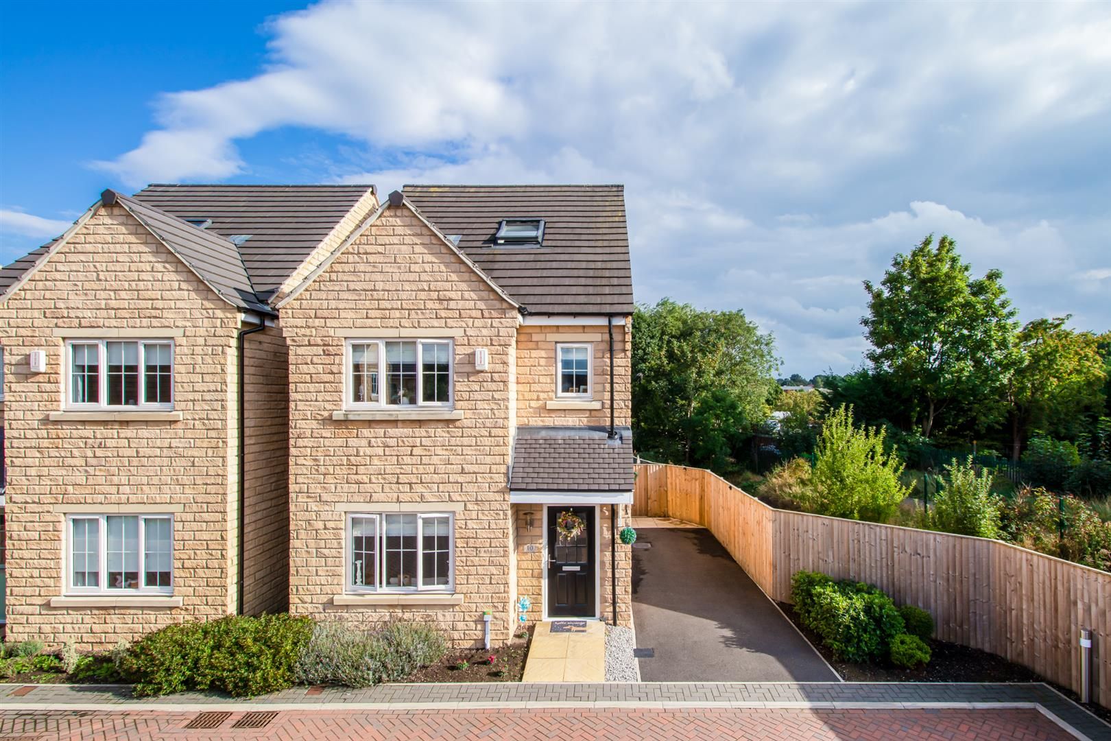 4 bed property for sale in Imperial Close, Alverthorpe, Wakefield WF2