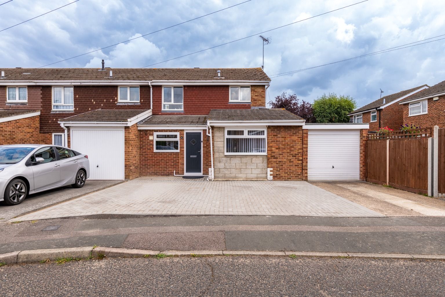 4 bed end terrace house for sale in Moor Park Close, Rainham