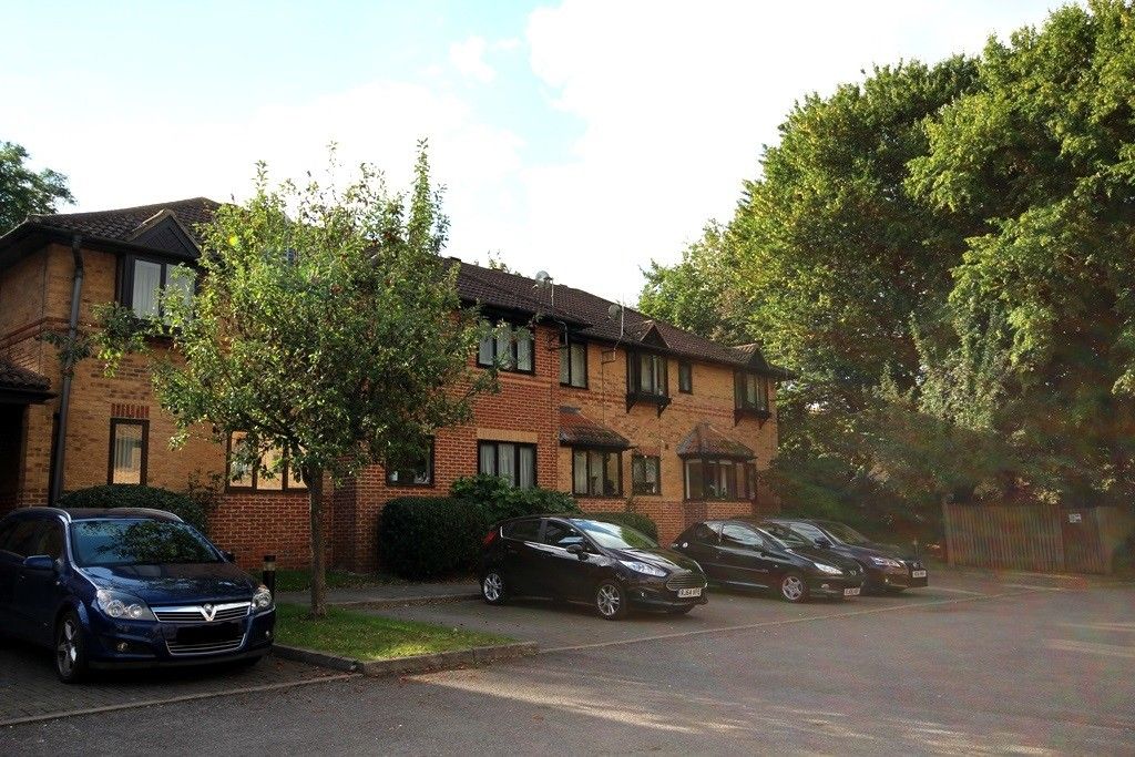 2 bed flat to rent in St Swithins Court, Polehampton Close, Twyford