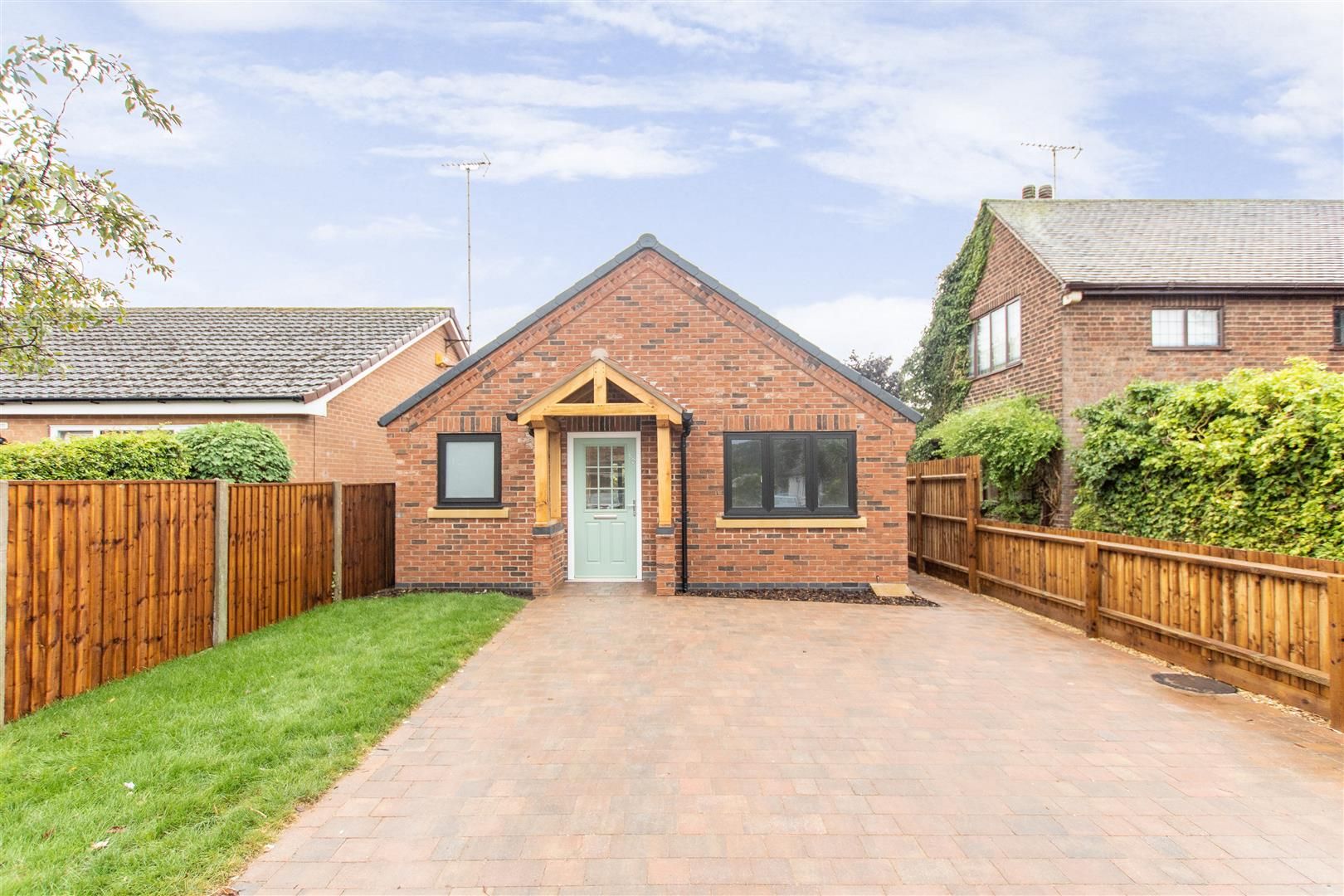 2 bed detached bungalow for sale in Linden Grove, Gedling, Nottingham