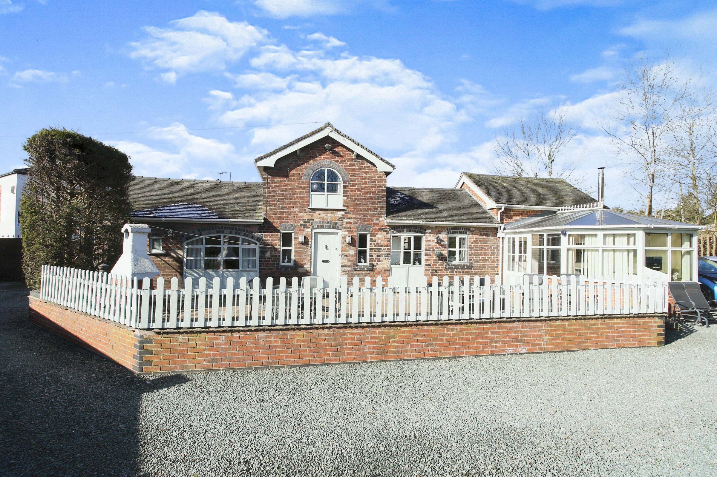 2 bed detached house for sale in Uttoxeter Road, Blythe Bridge, Stoke