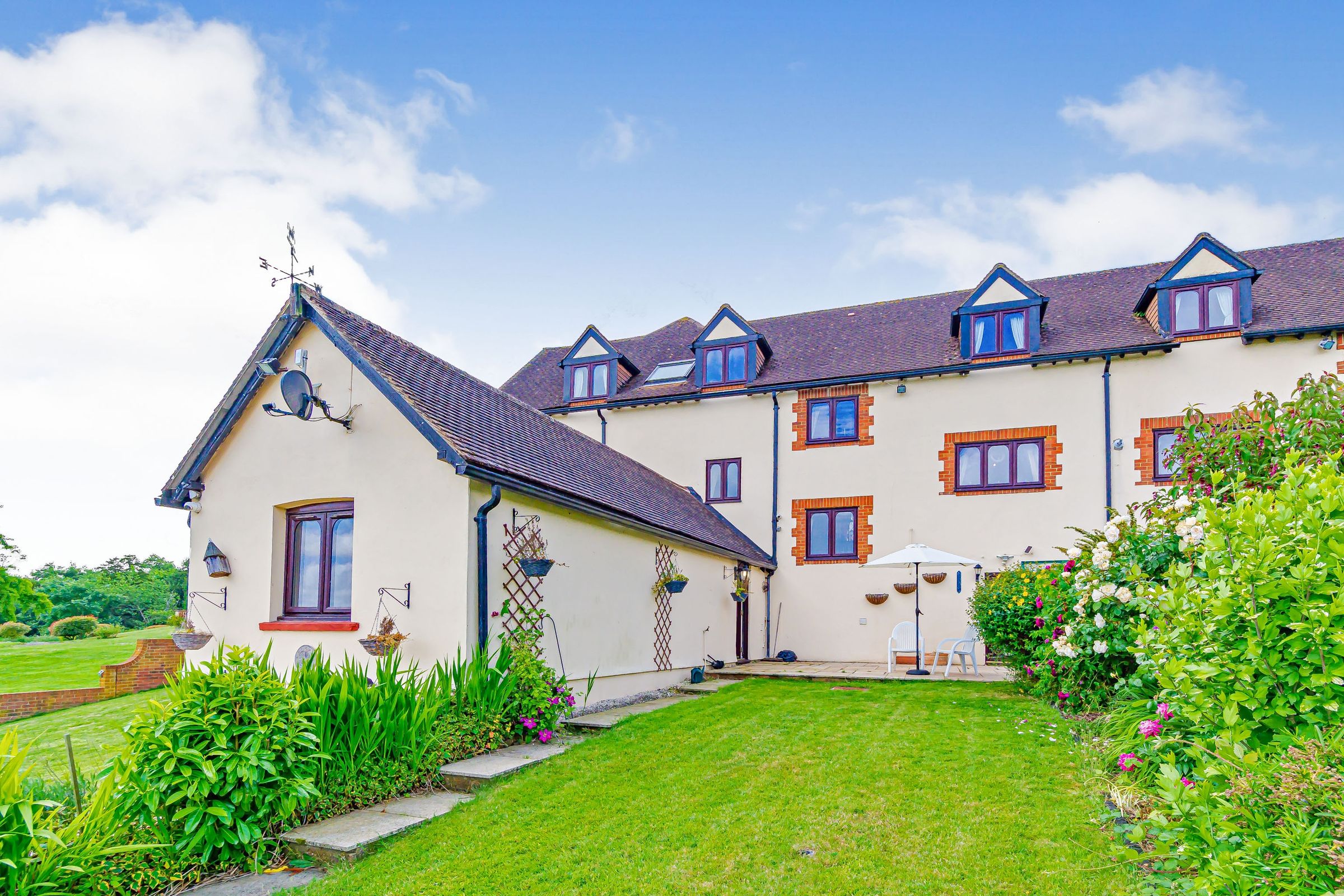 4 bed mews house for sale in Orme Cottages, Tilburstow Hill Road, South