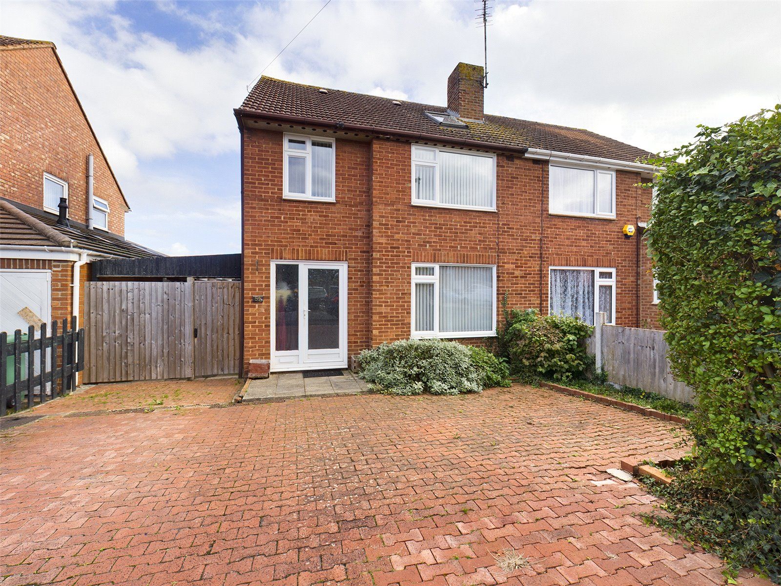 4 bed semidetached house for sale in Lynton Road, Hucclecote