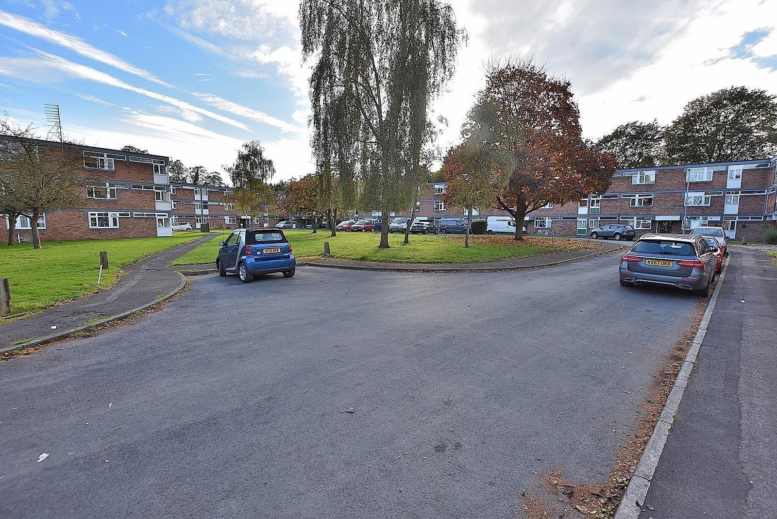 2 bed property to rent in The Lindens, Newbridge Crescent