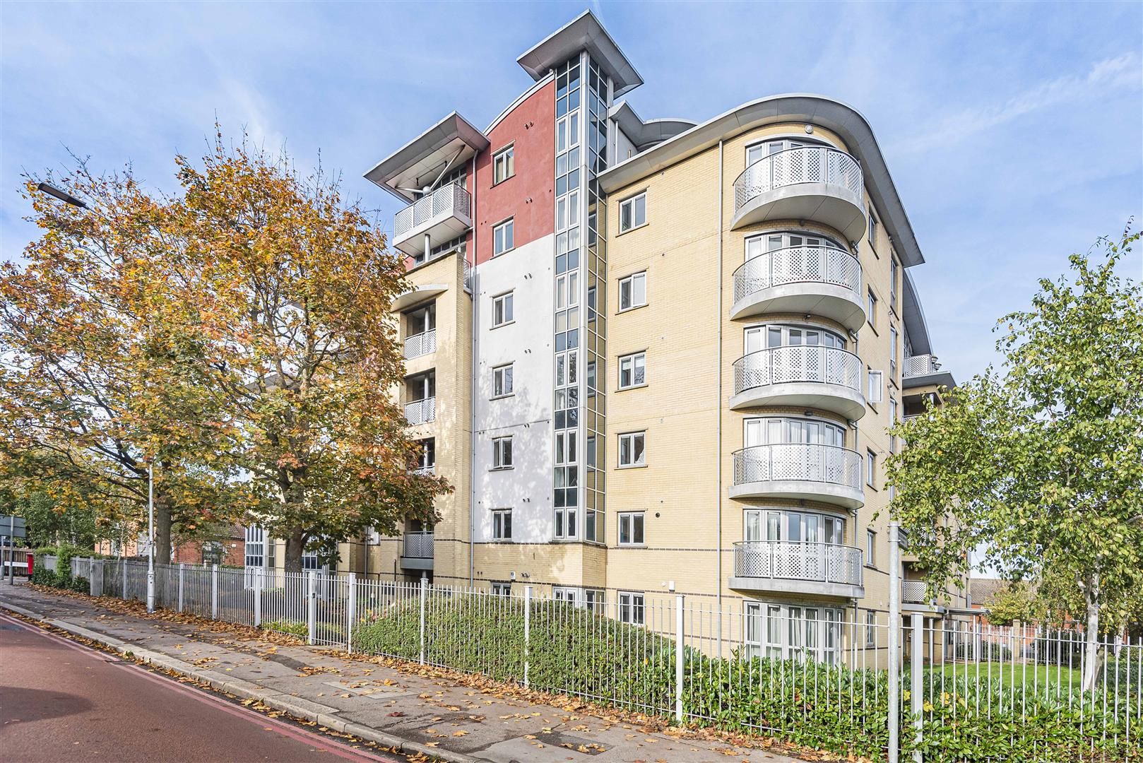 2 bed flat for sale in The Pinnacle, Kings Road, Reading RG1 Zoopla
