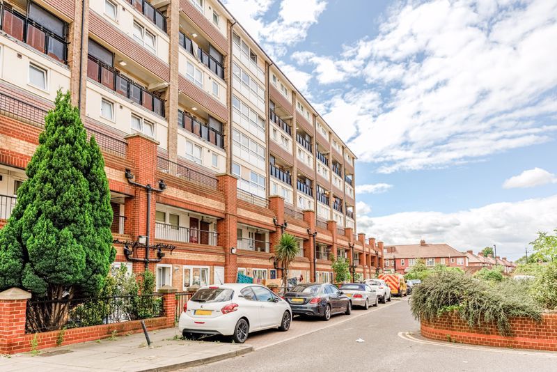 3 bed flat for sale in Cavendish Close, Edmonton N18 Zoopla