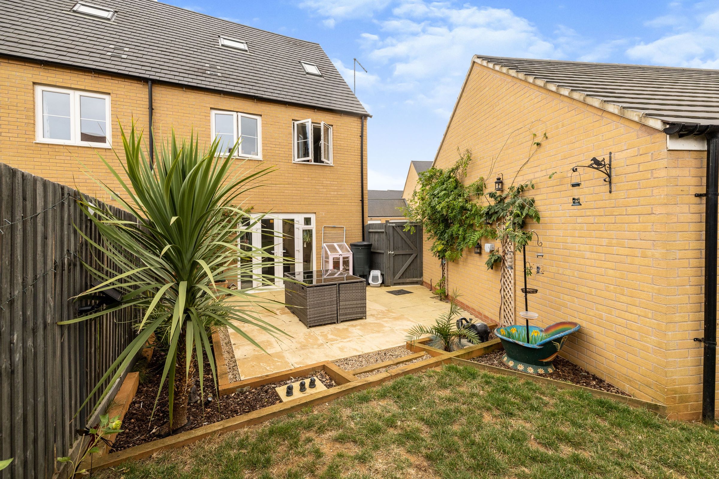 3 bed semidetached house for sale in Bramble Crescent, Banbury OX15