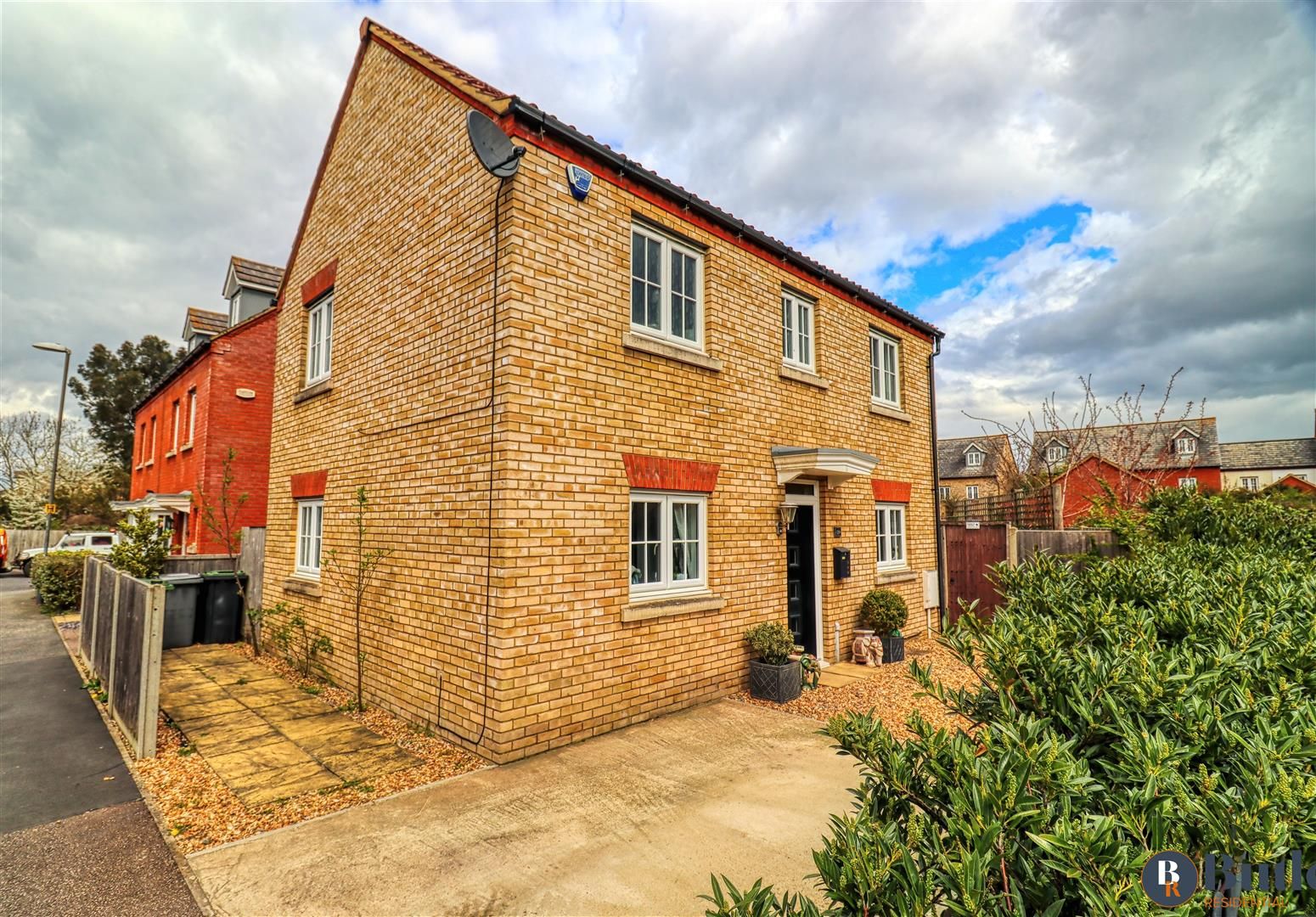 3 bed detached house for sale in Birch Grove, Lower Stondon, Henlow