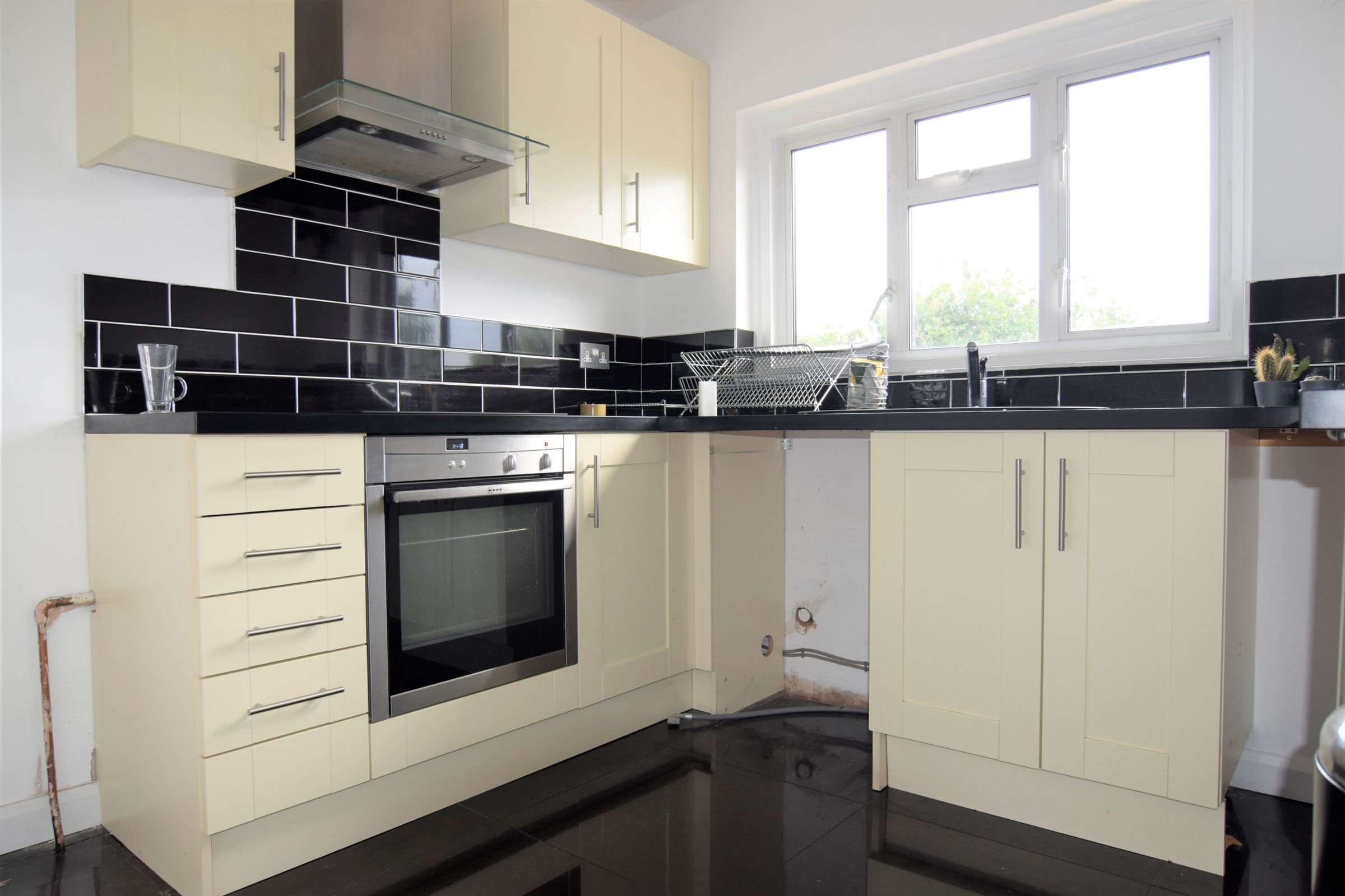 2 bed flat to rent in Rayleigh Road, Eastwood, Southend On Sea SS9 Zoopla