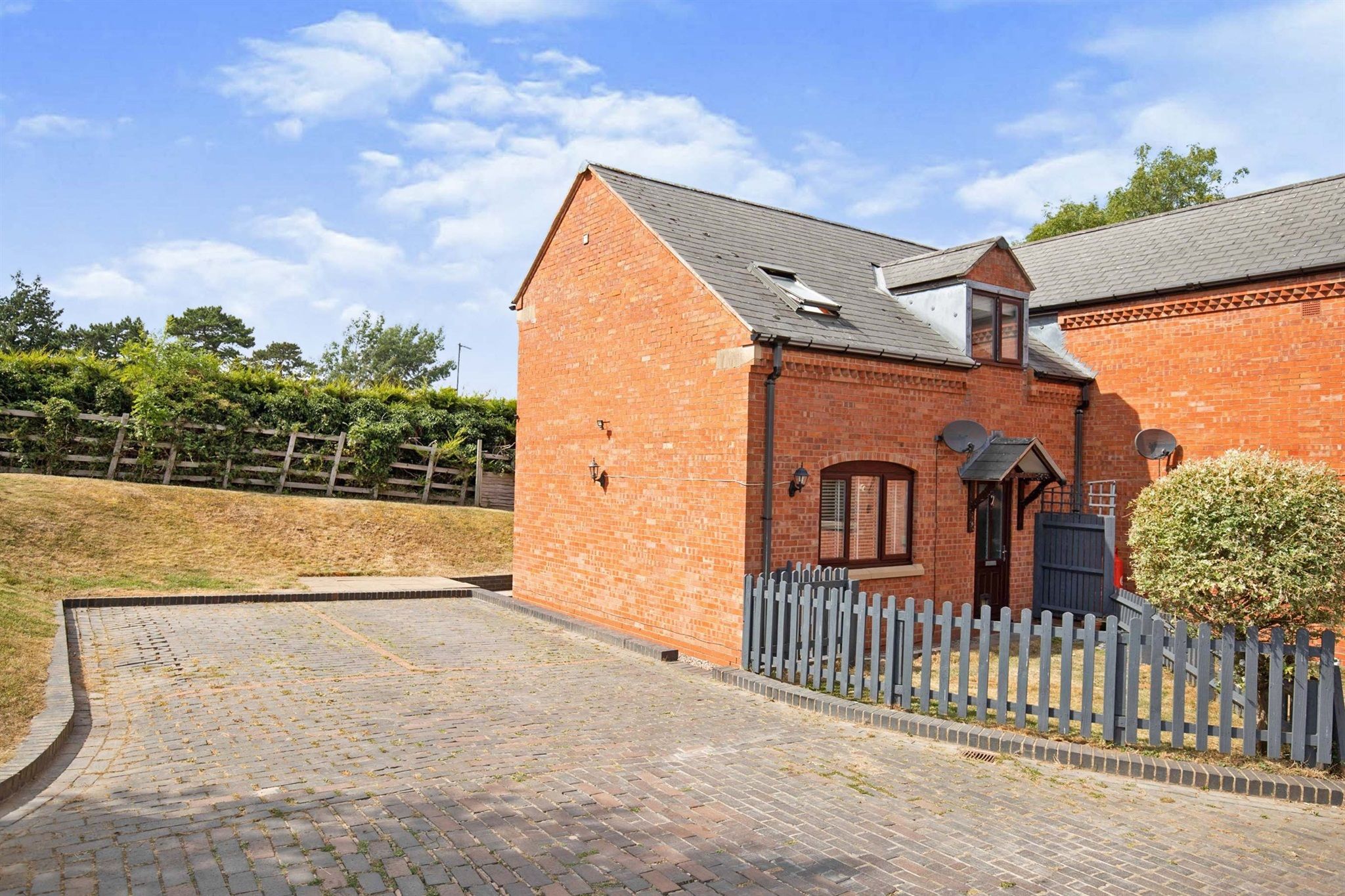 2 bed end terrace house for sale in Leamington Hastings Road