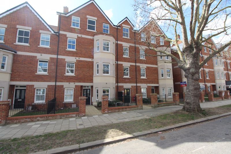 Pembroke Court, Bedford MK40  